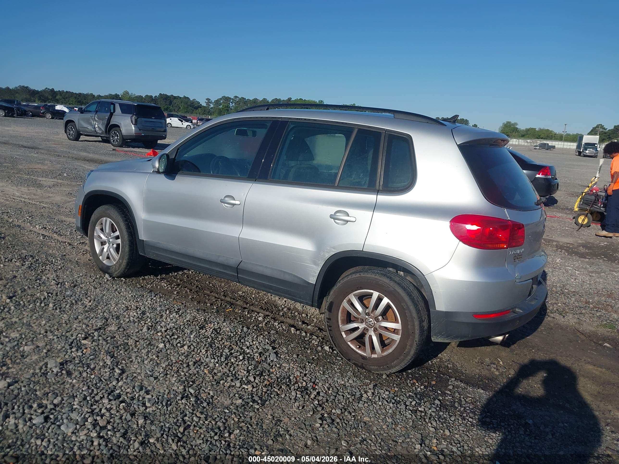VOLKSWAGEN TIGUAN image 3