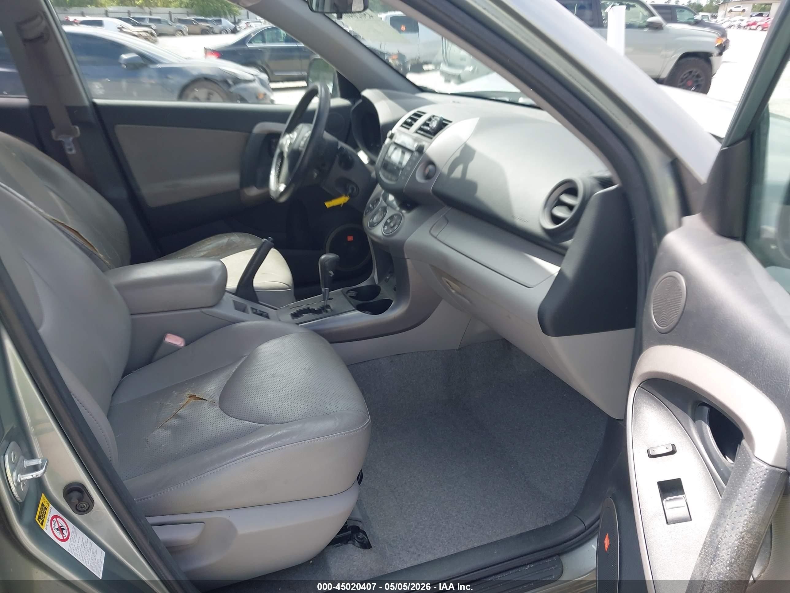 TOYOTA RAV4 image 5
