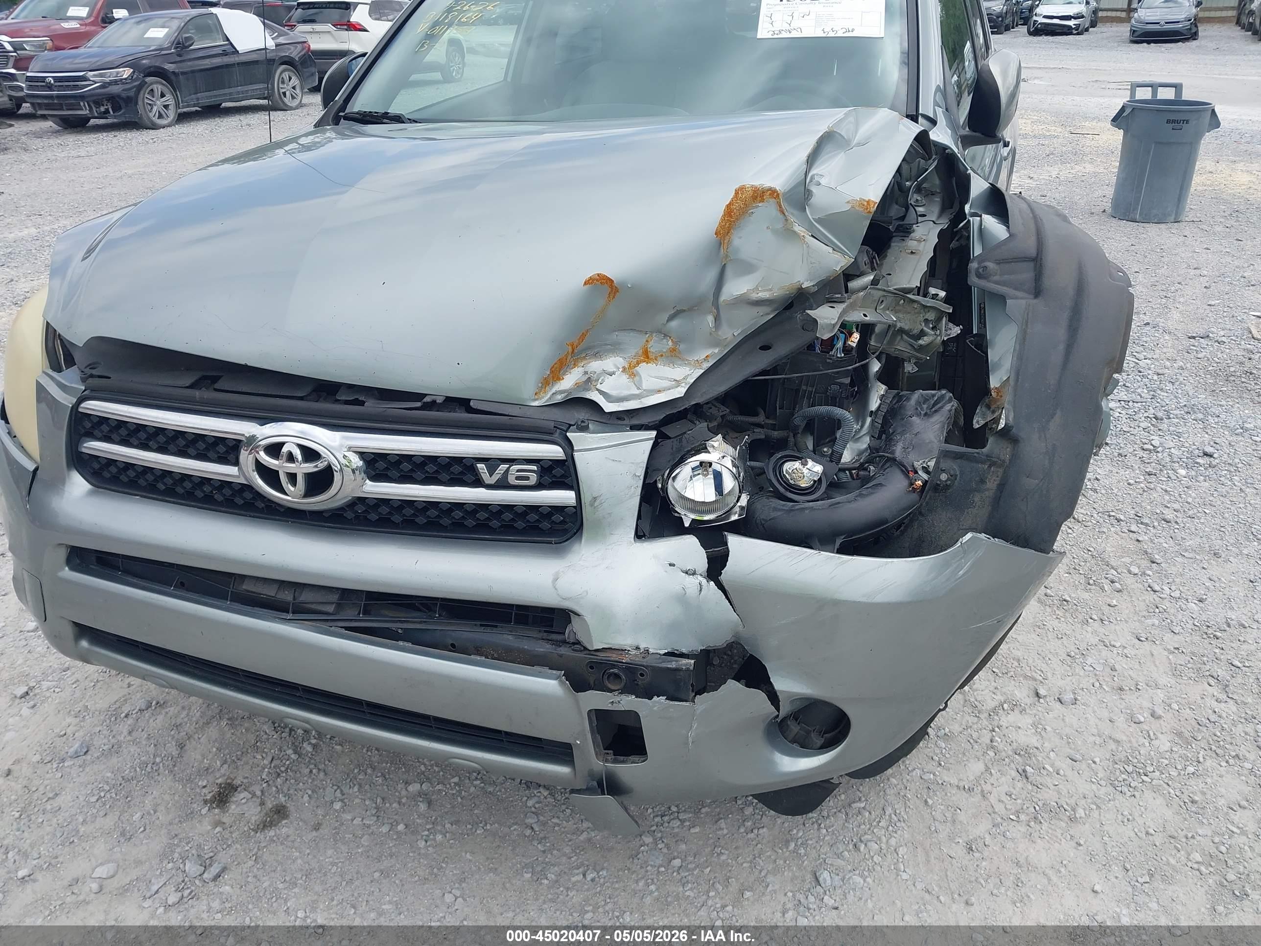 TOYOTA RAV4 image 6