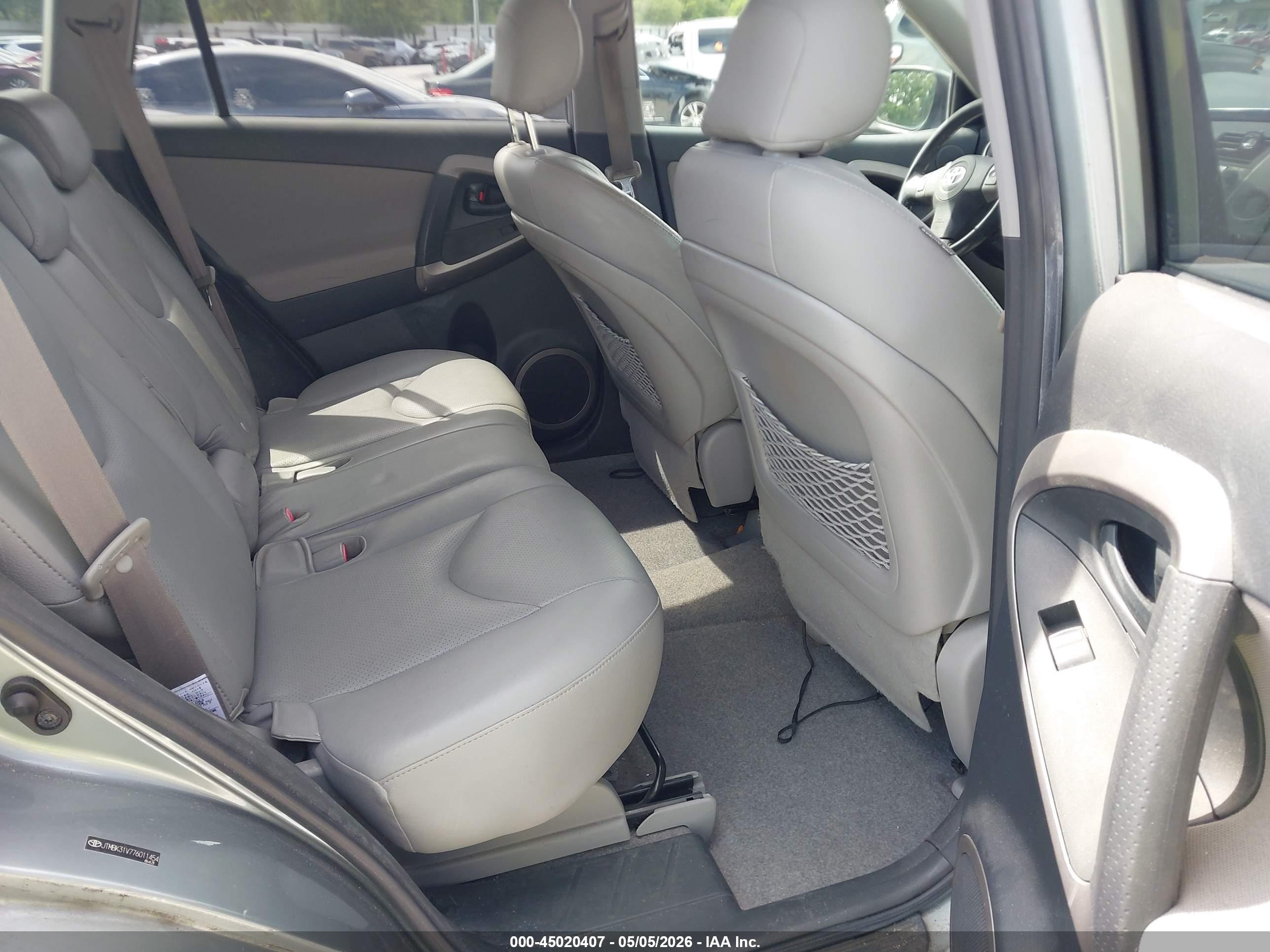 TOYOTA RAV4 image 8