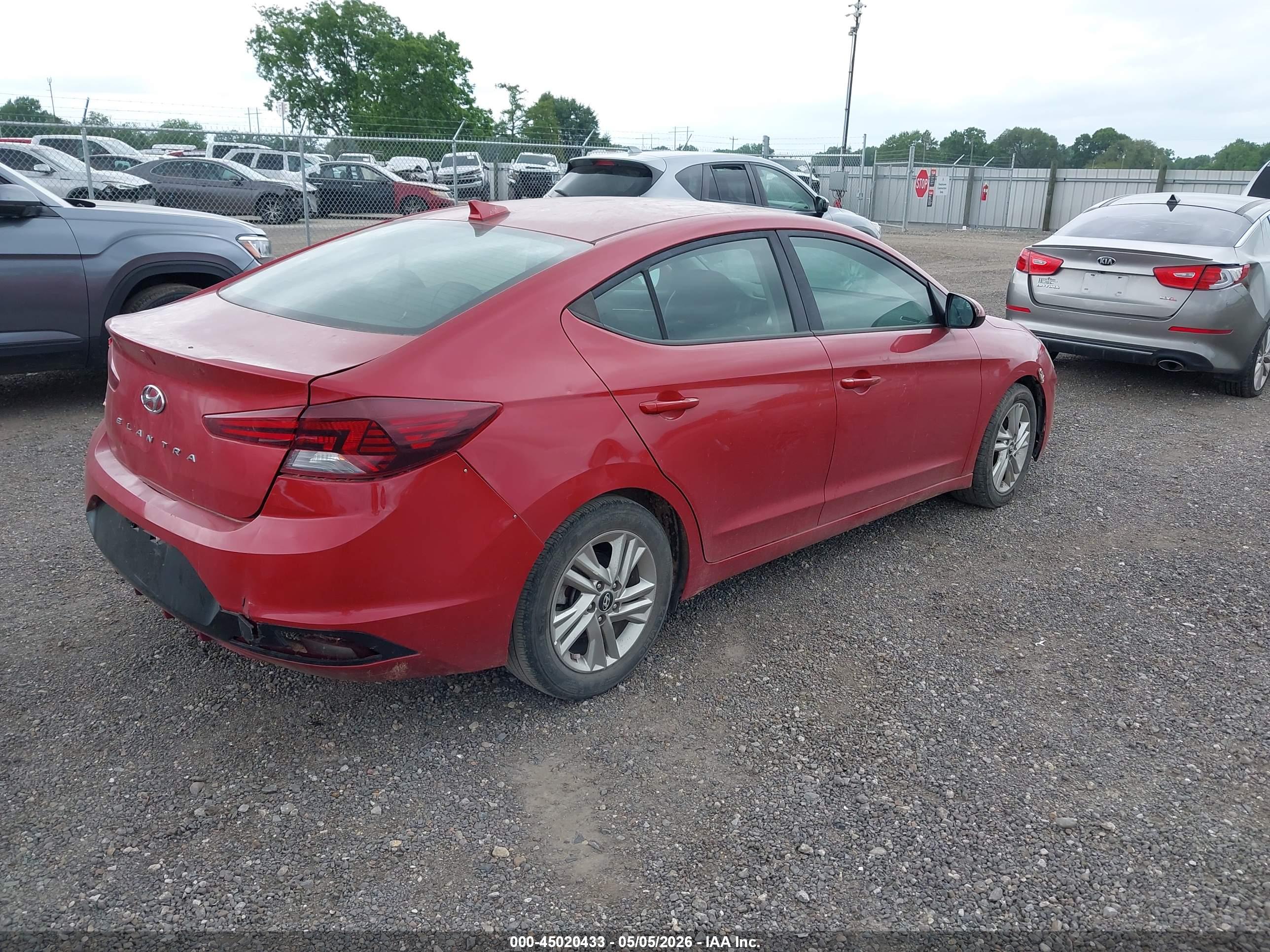 HYUNDAI ELANTRA image 4
