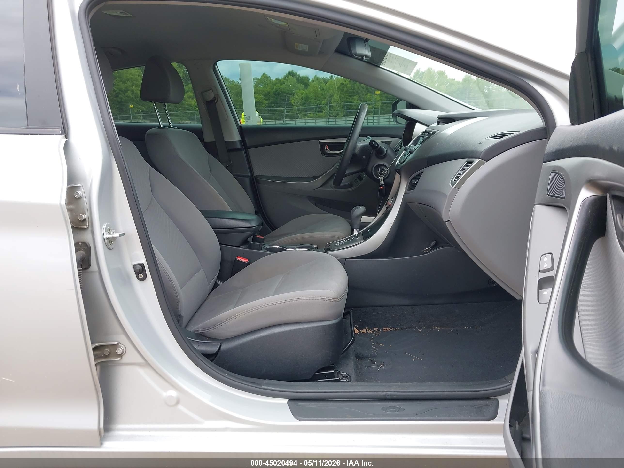 HYUNDAI ELANTRA image 5