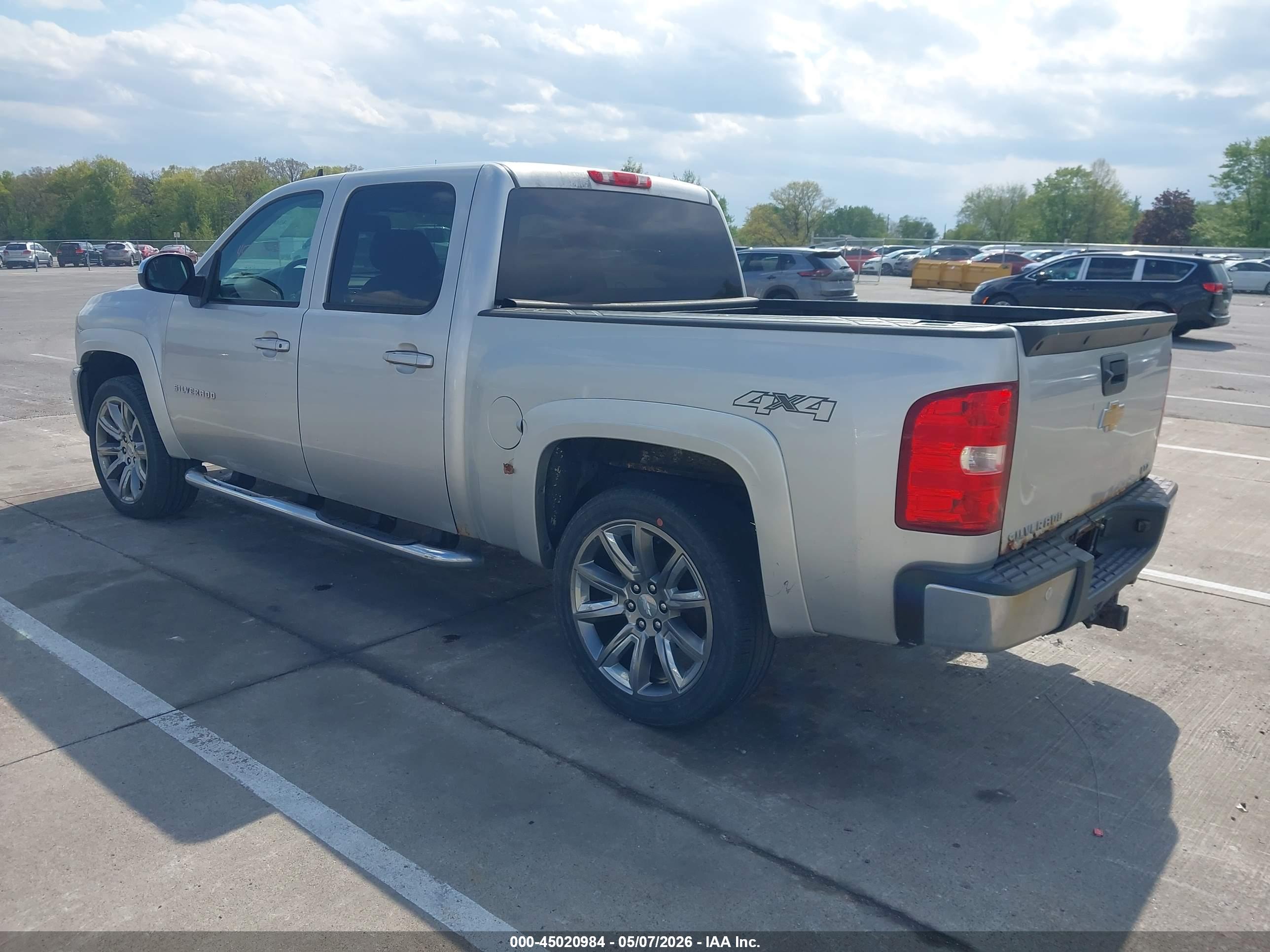 CHEVROLET SILVERADO image 3