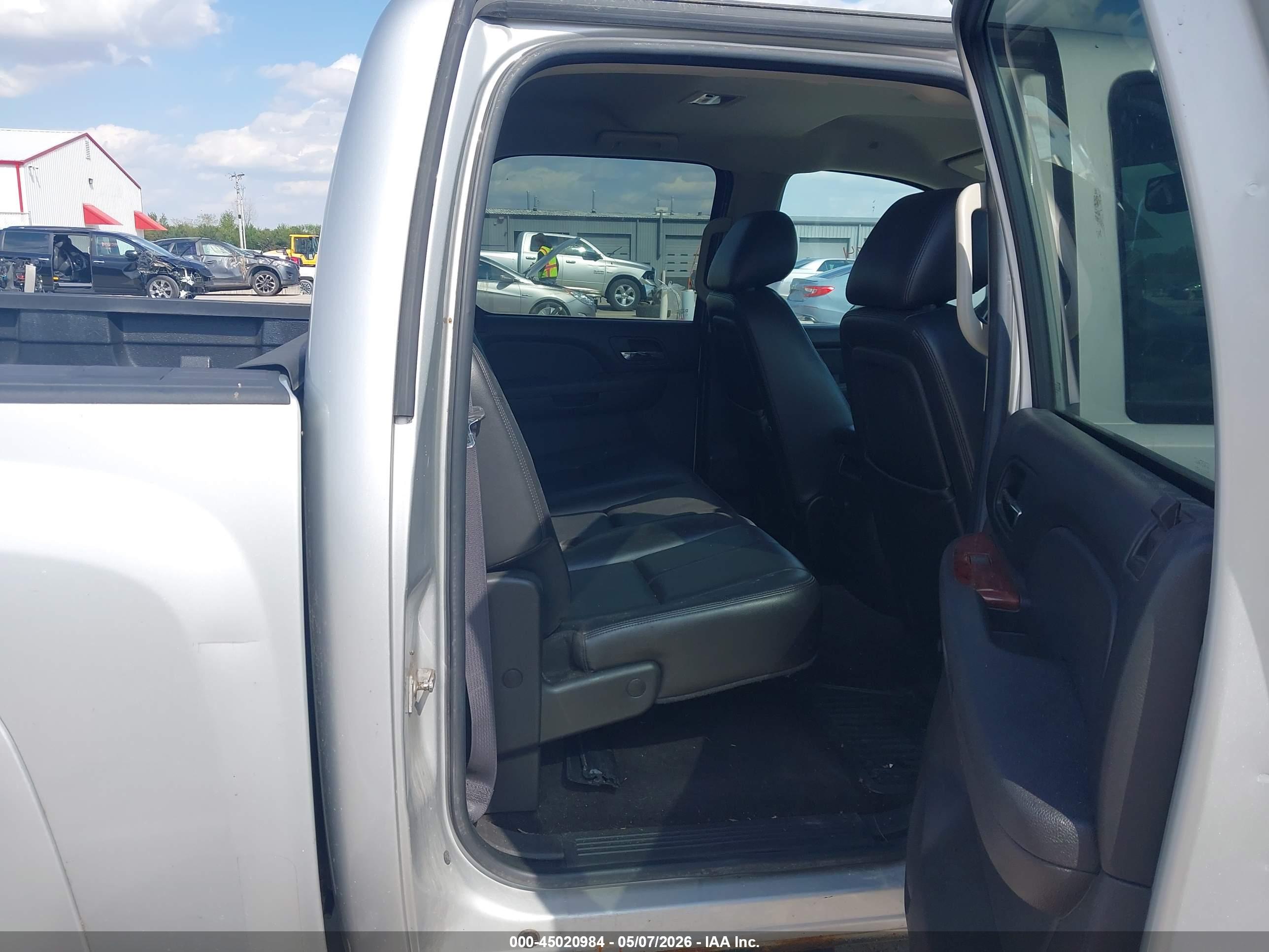 CHEVROLET SILVERADO image 8