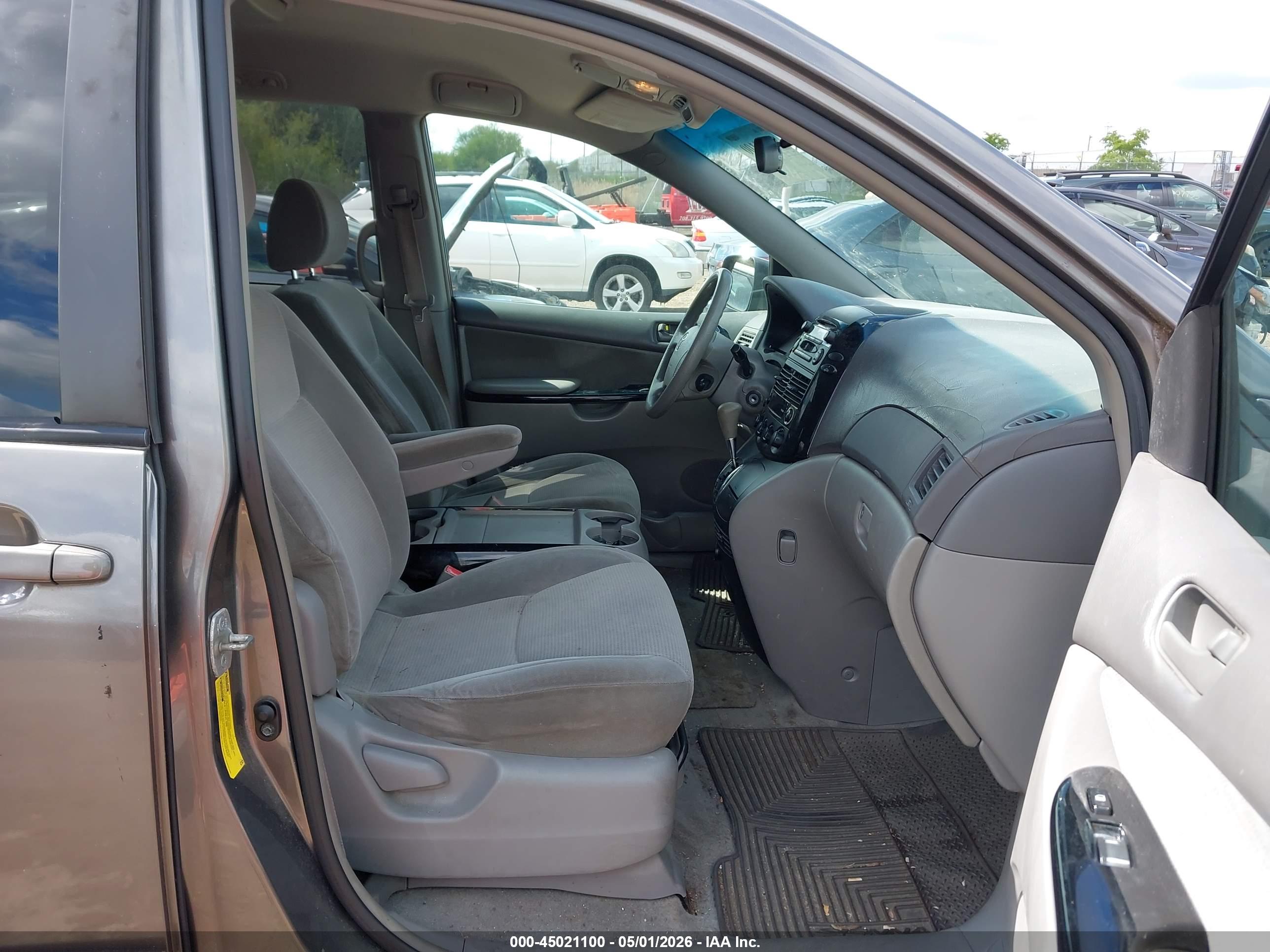 TOYOTA SIENNA image 5