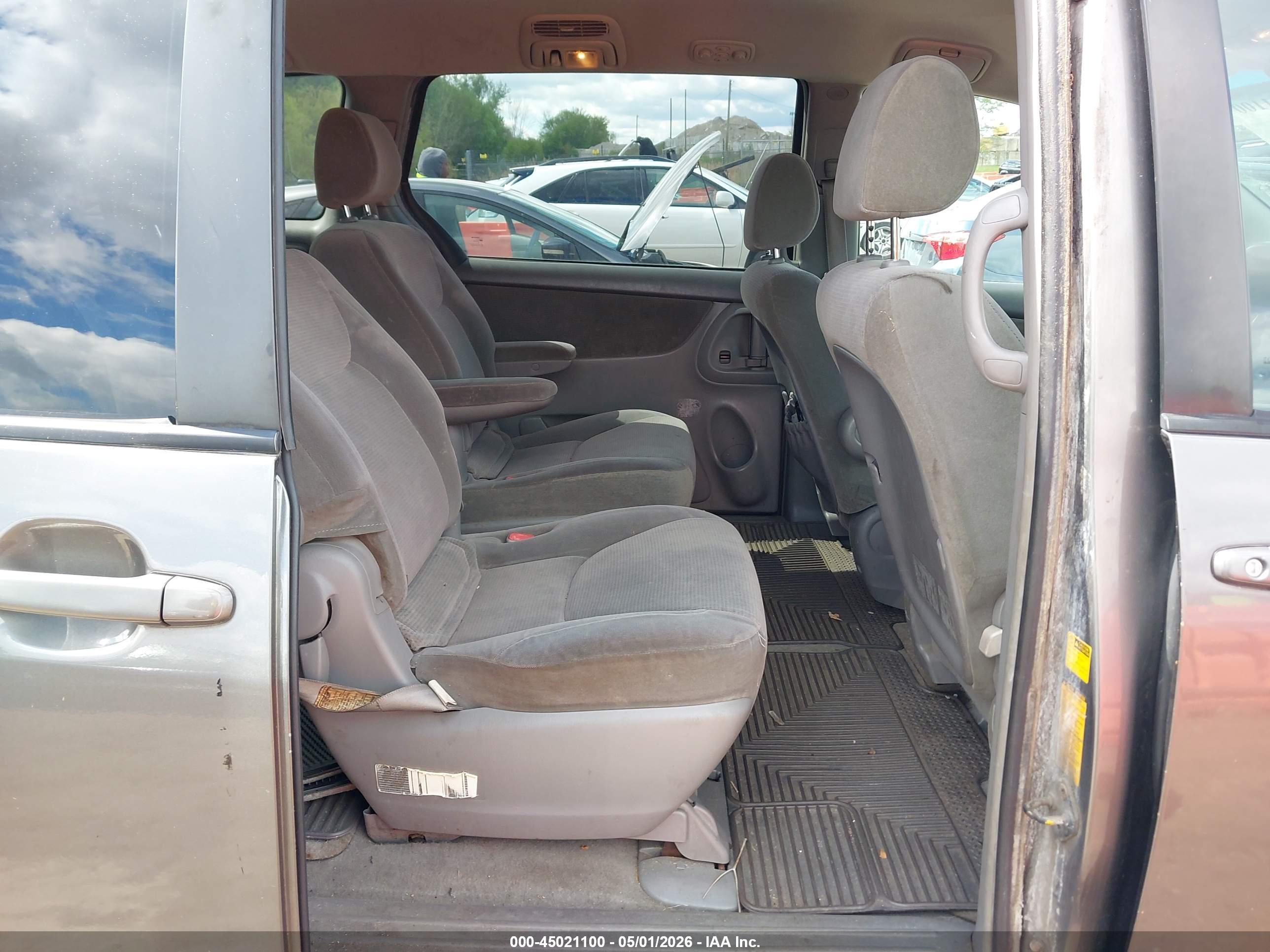 TOYOTA SIENNA image 8