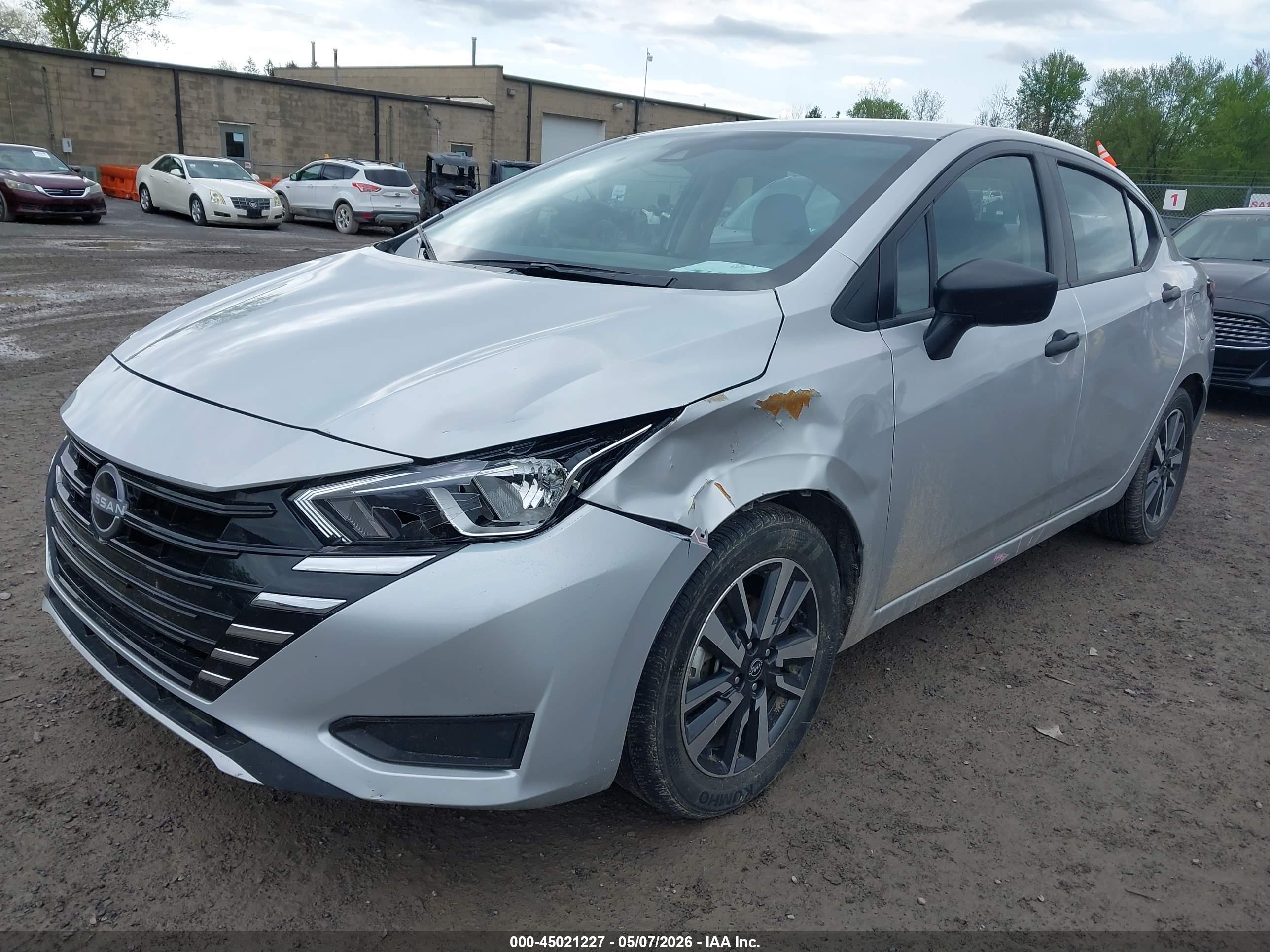 NISSAN VERSA image 2