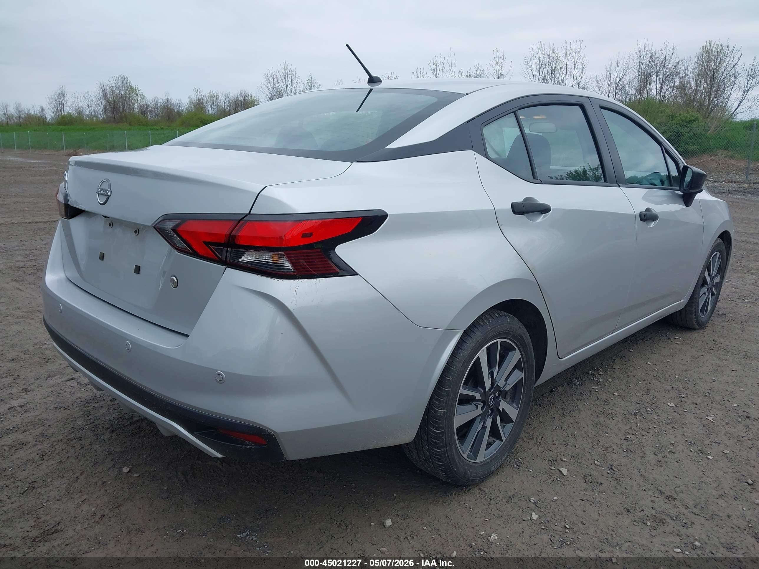 NISSAN VERSA image 4