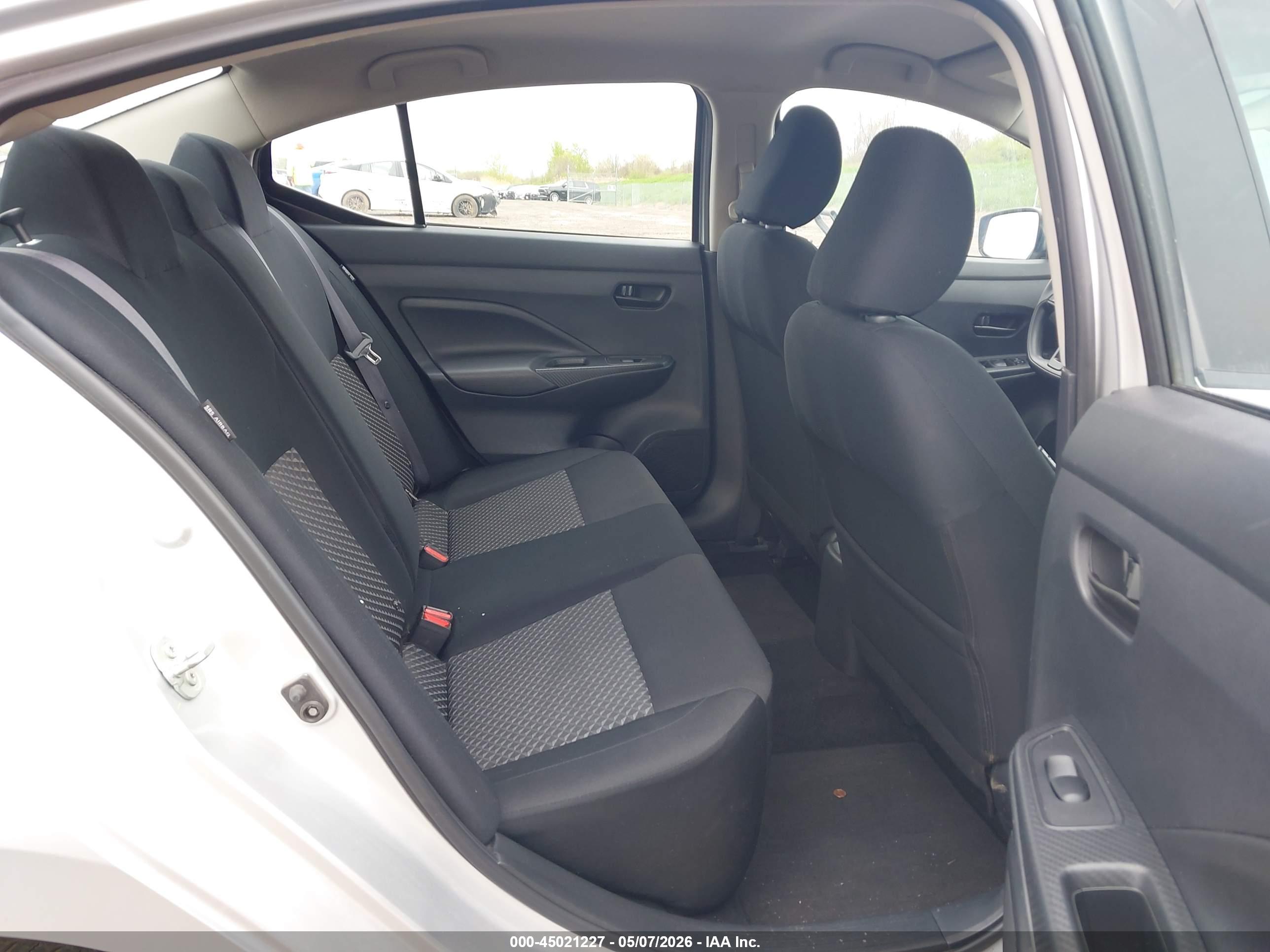 NISSAN VERSA image 8