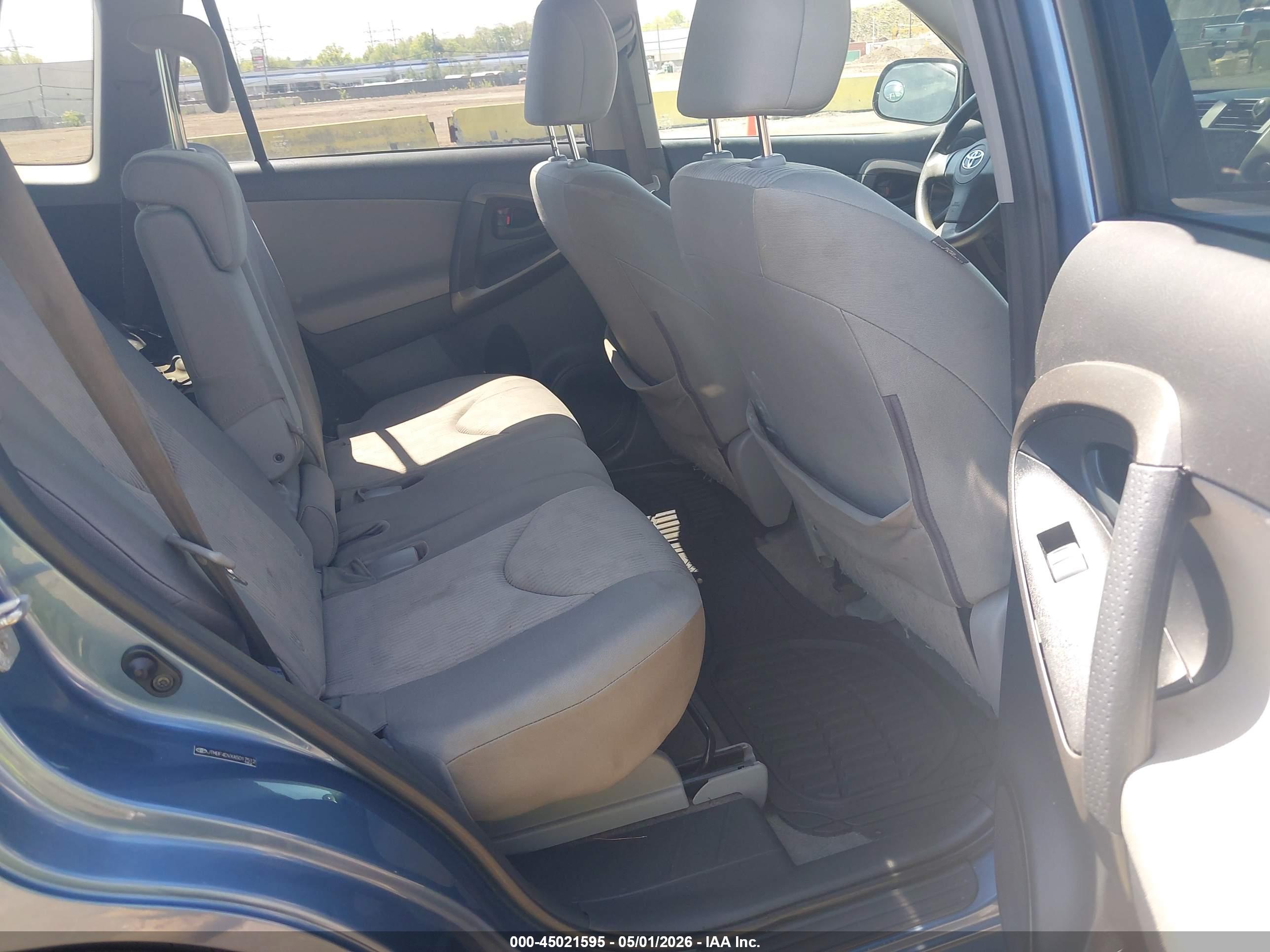 TOYOTA RAV4 image 8