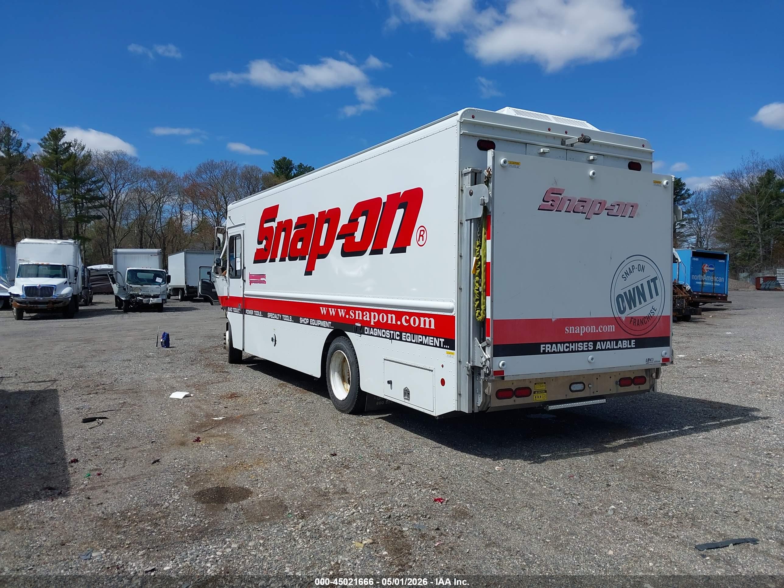 FREIGHTLINER MT55 image 3