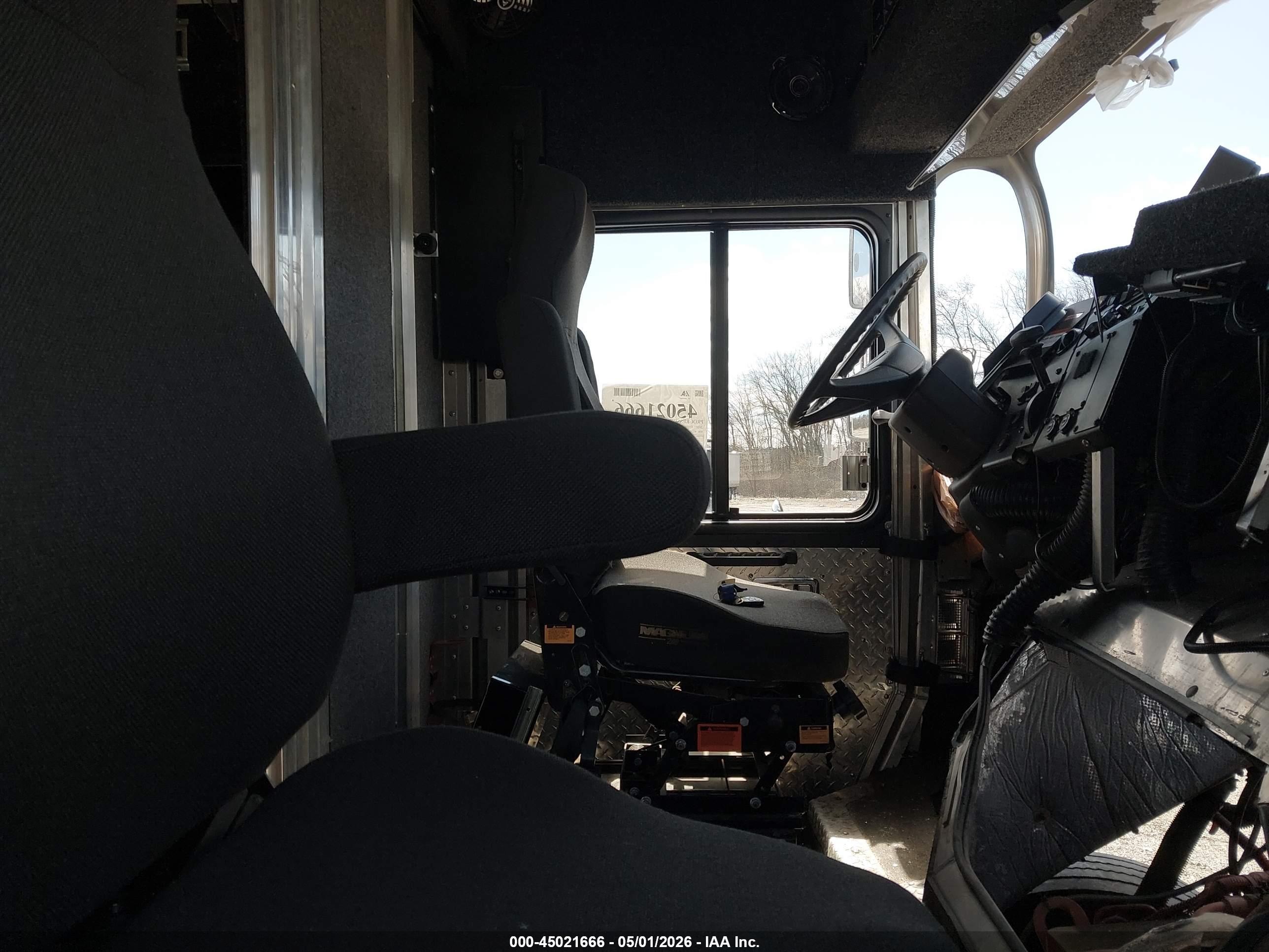 FREIGHTLINER MT55 image 7