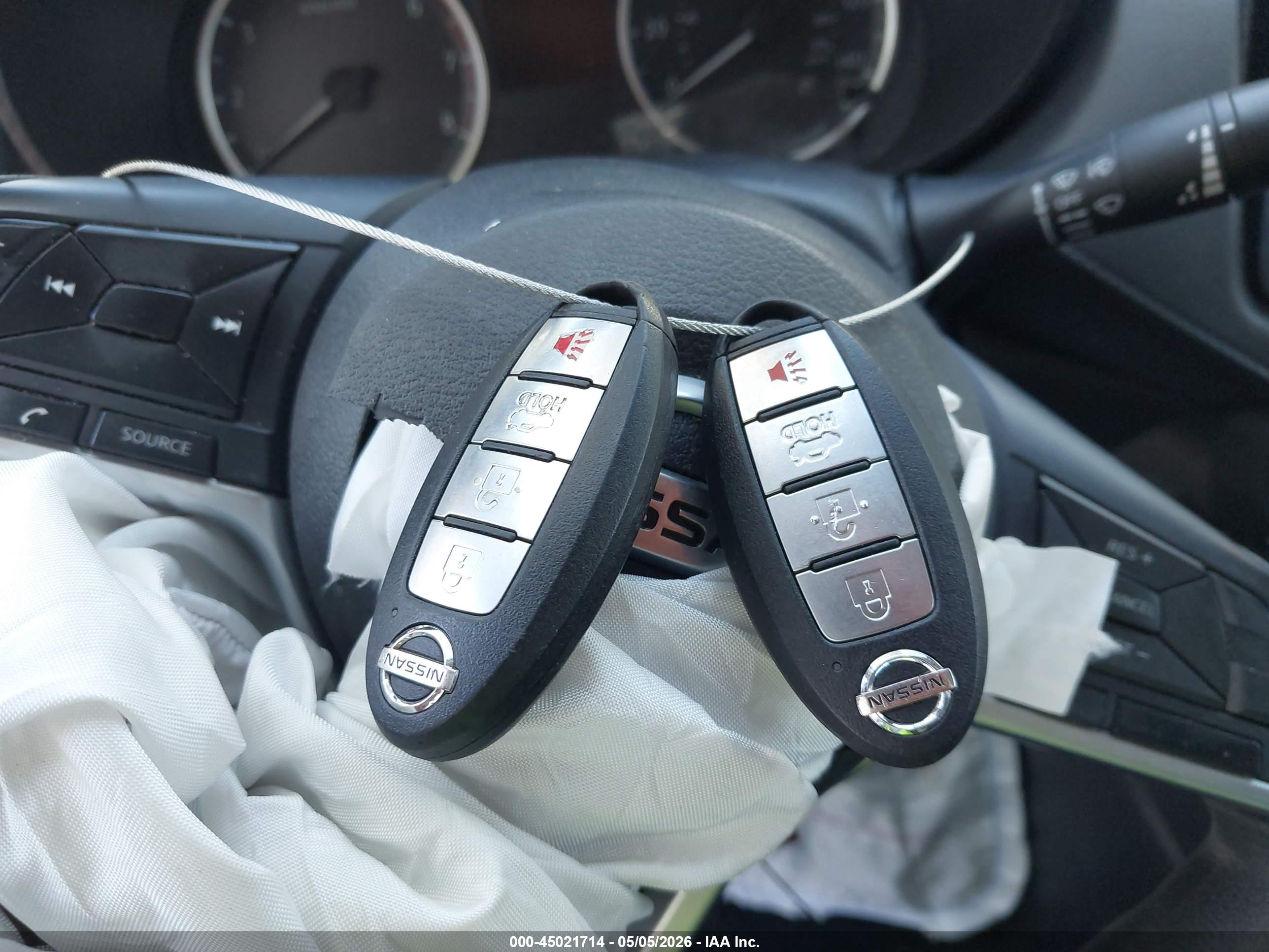 NISSAN VERSA image 11