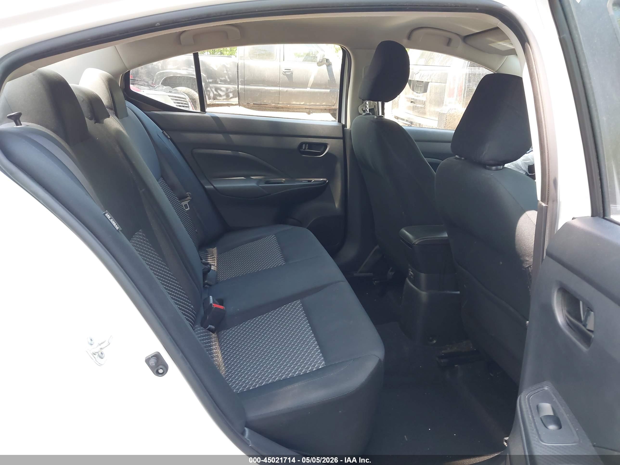 NISSAN VERSA image 8