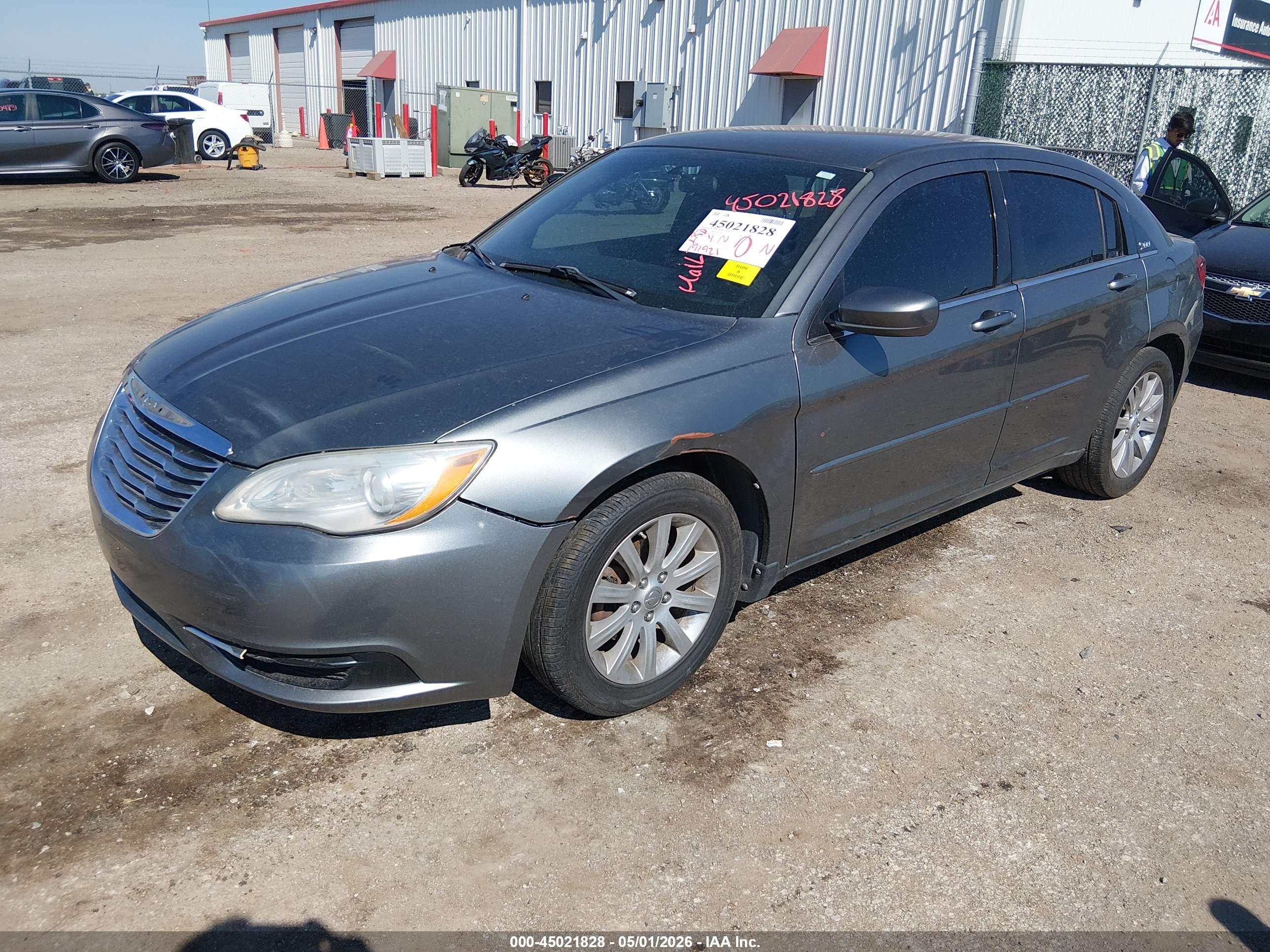CHRYSLER 200 image 2