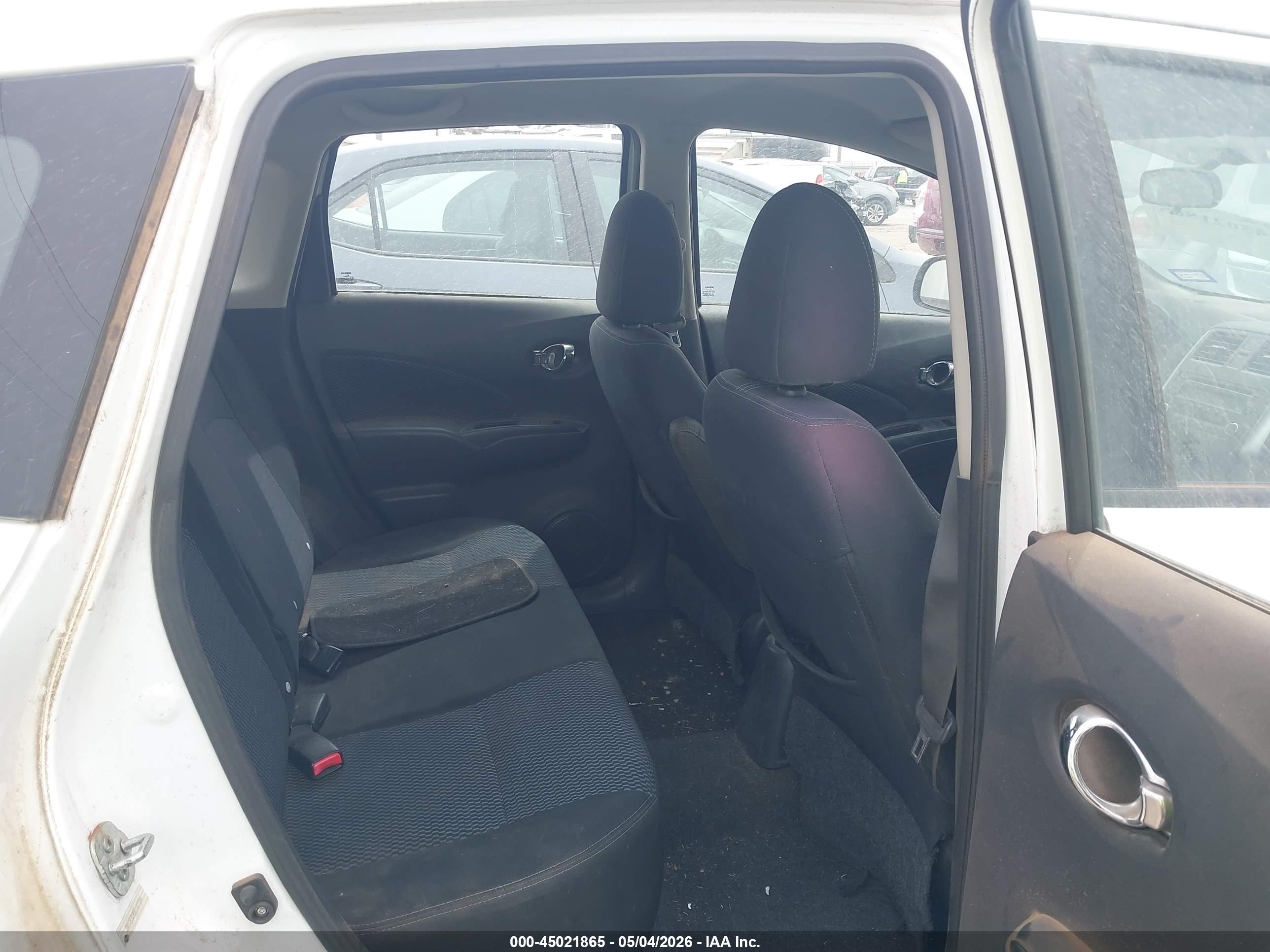 NISSAN VERSA image 8