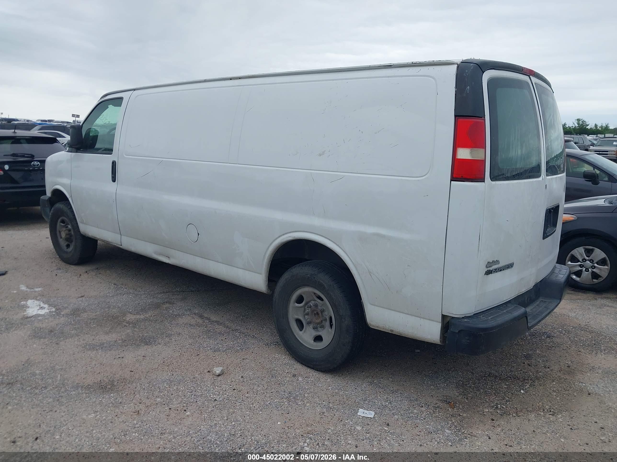 CHEVROLET EXPRESS image 3