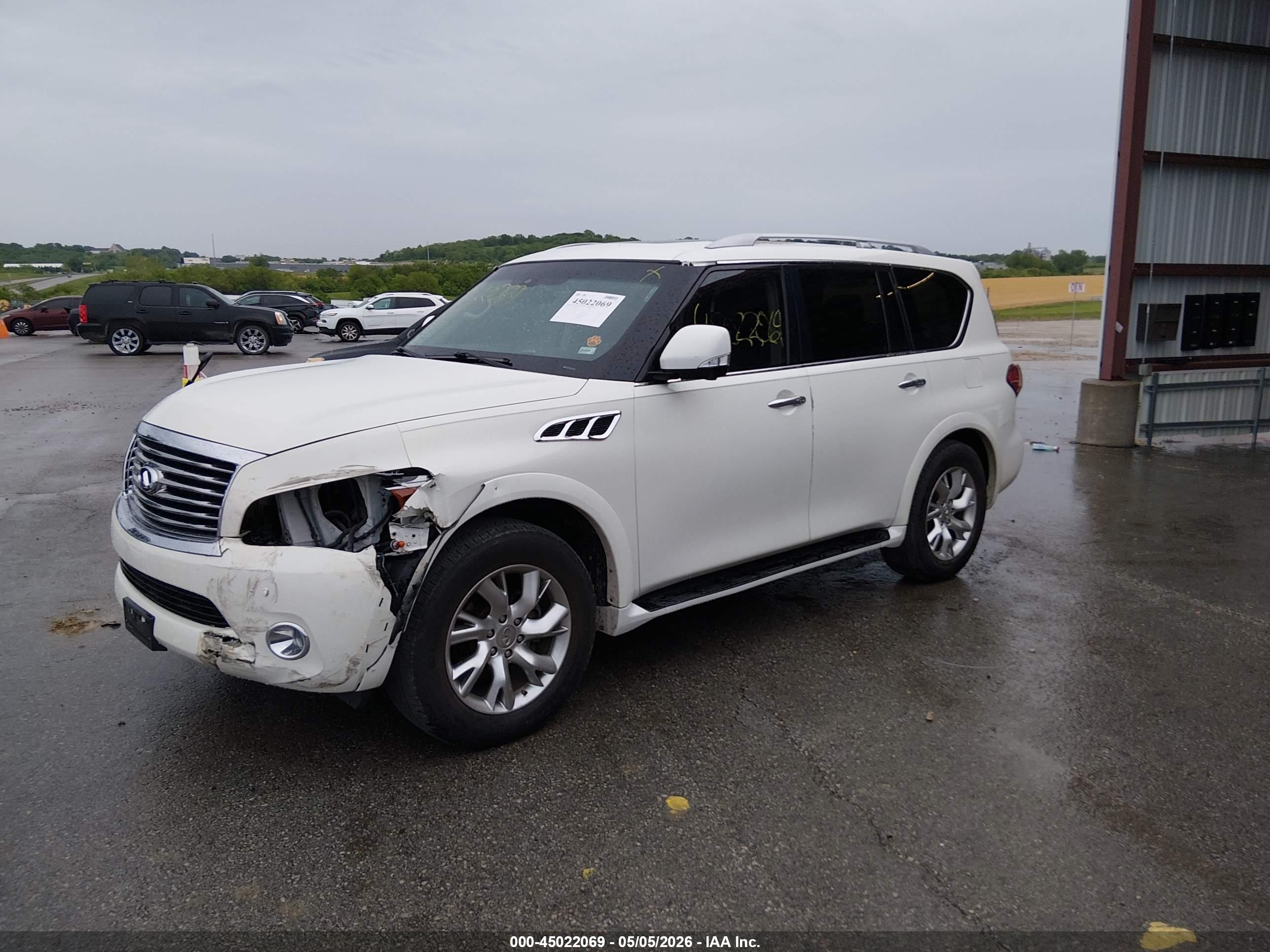 INFINITI QX56 image 2