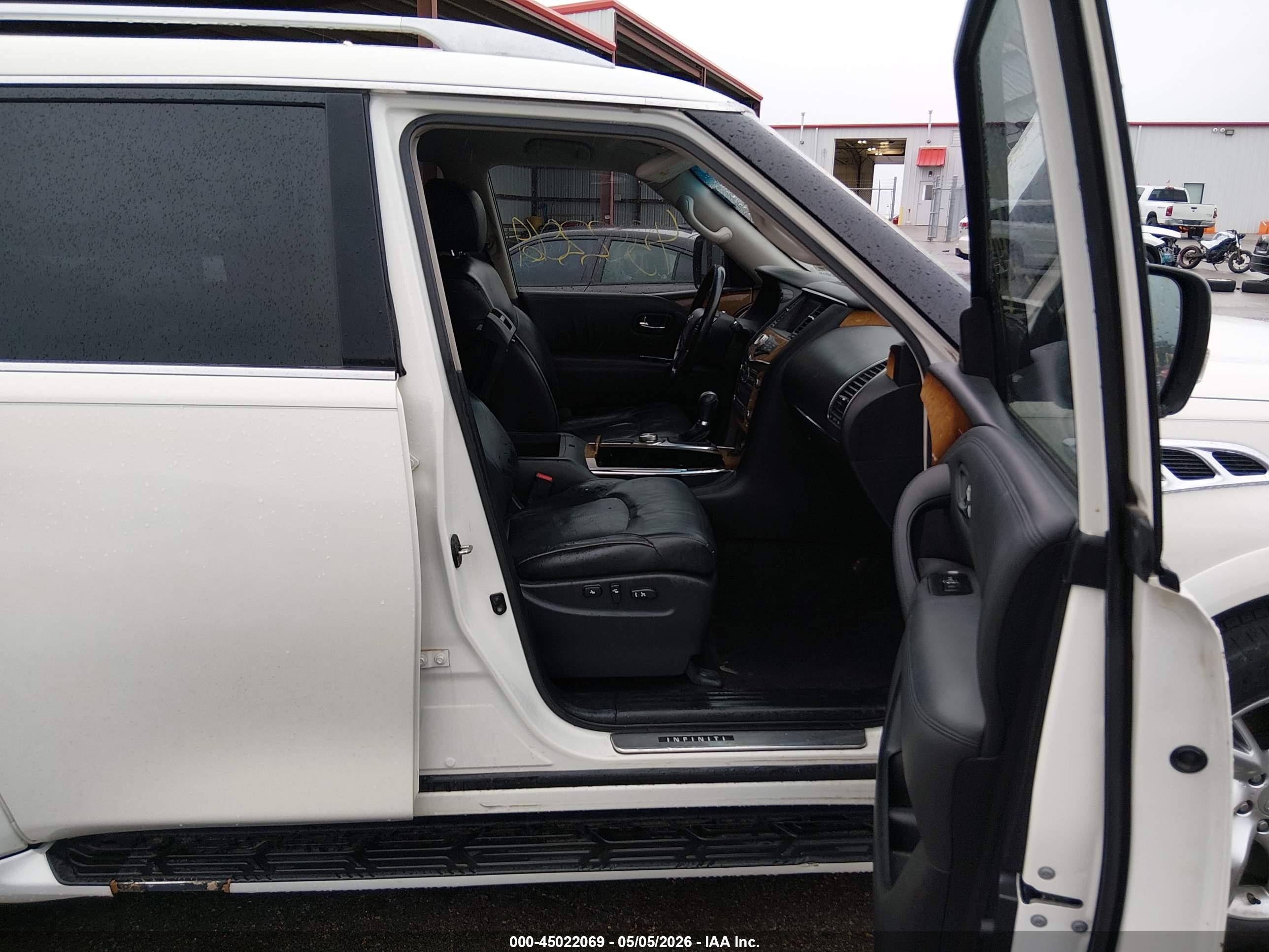 INFINITI QX56 image 5