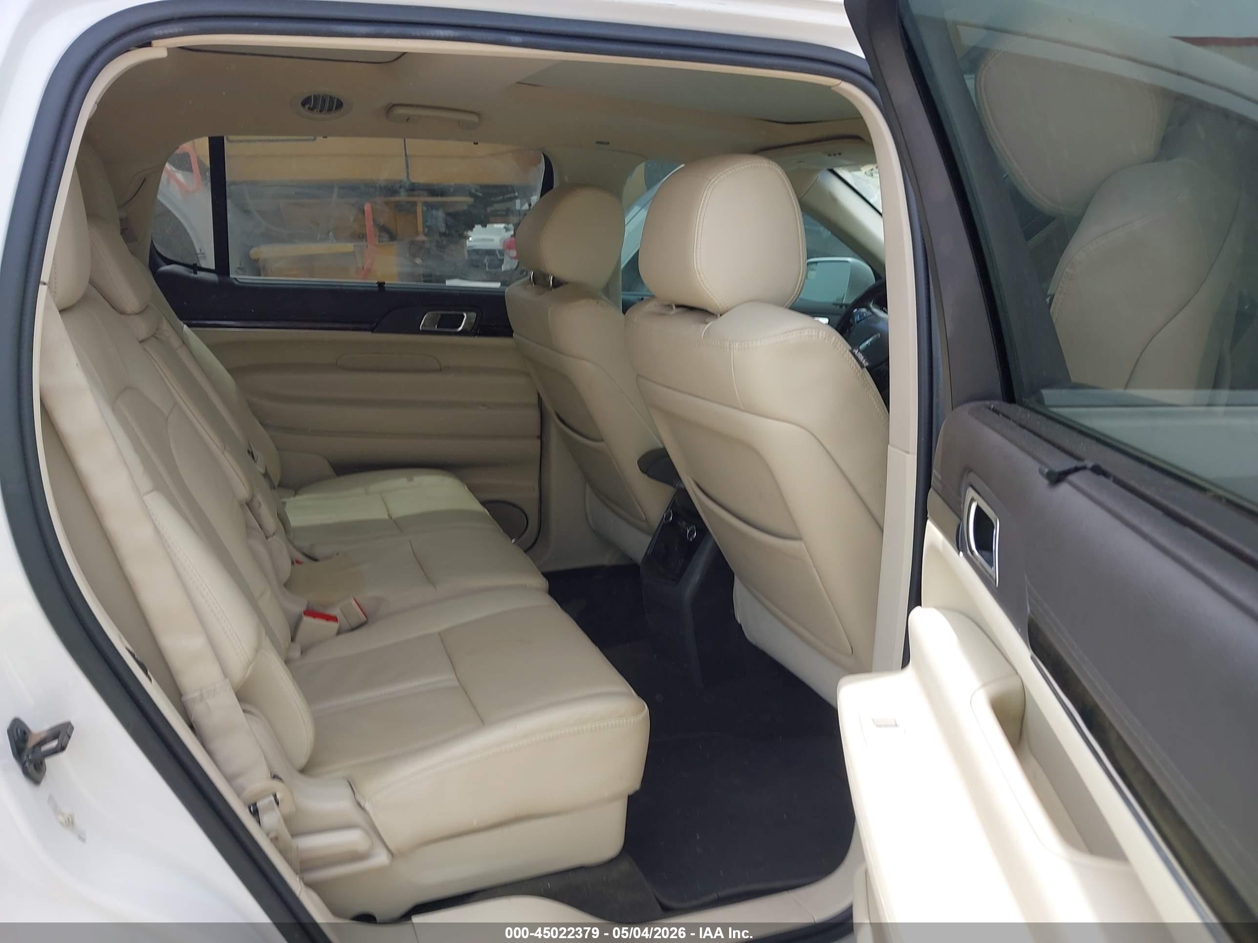 LINCOLN MKT image 8