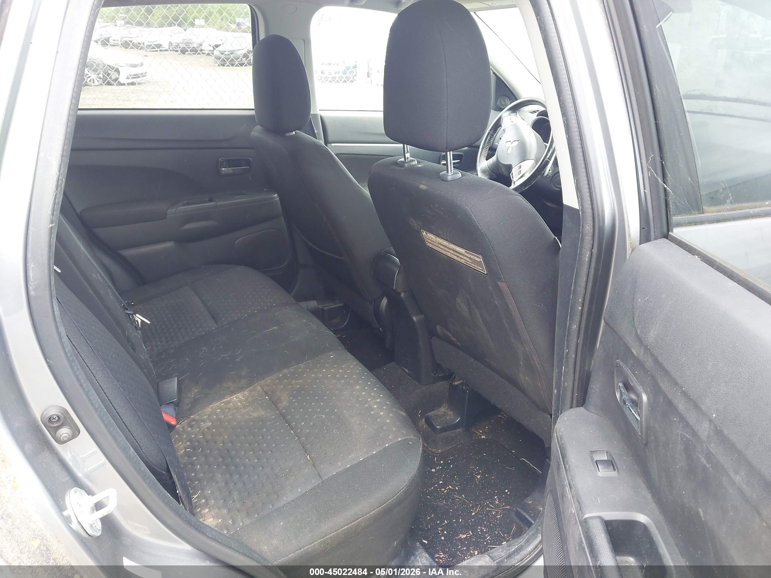 MITSUBISHI OUTLANDER image 8