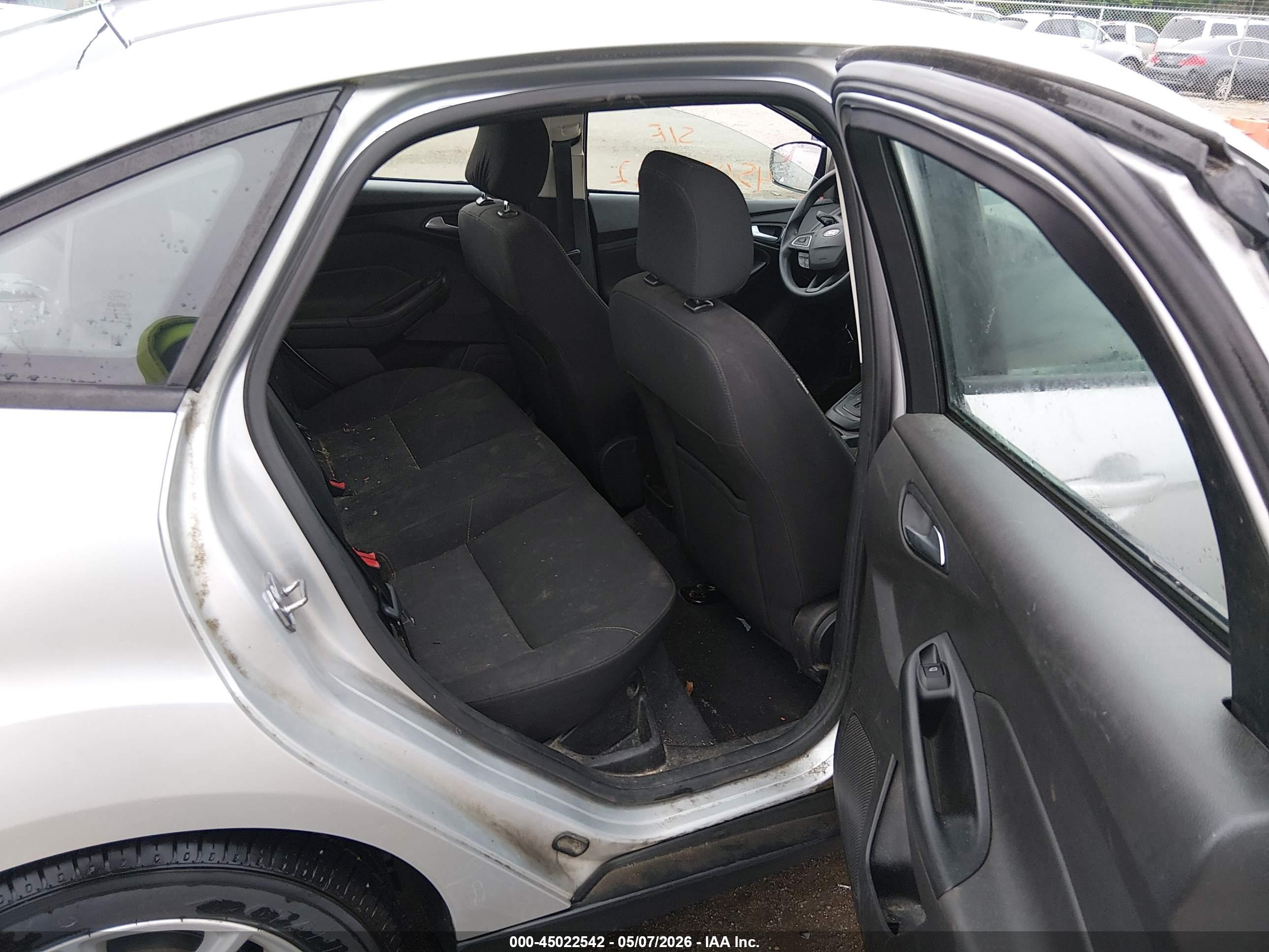 FORD FOCUS image 8