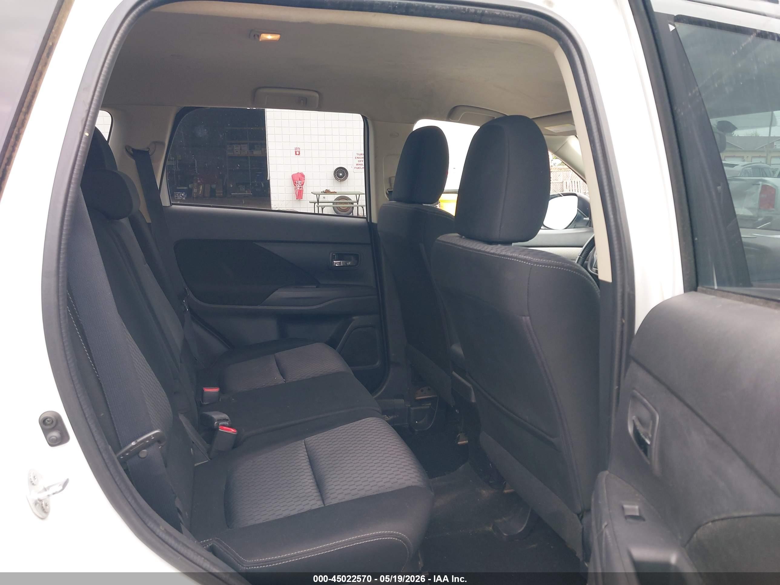 MITSUBISHI OUTLANDER image 8