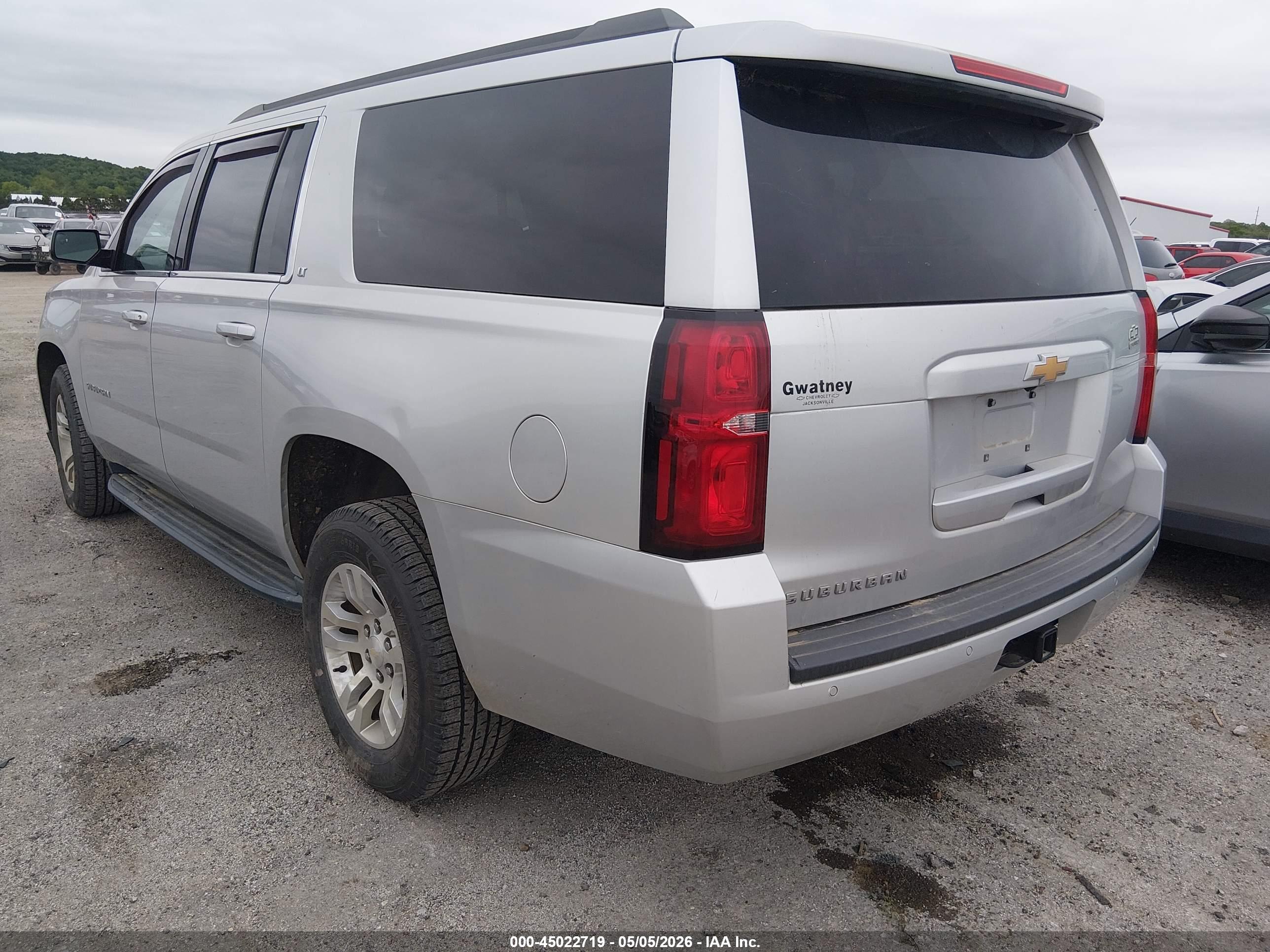 CHEVROLET SUBURBAN image 3