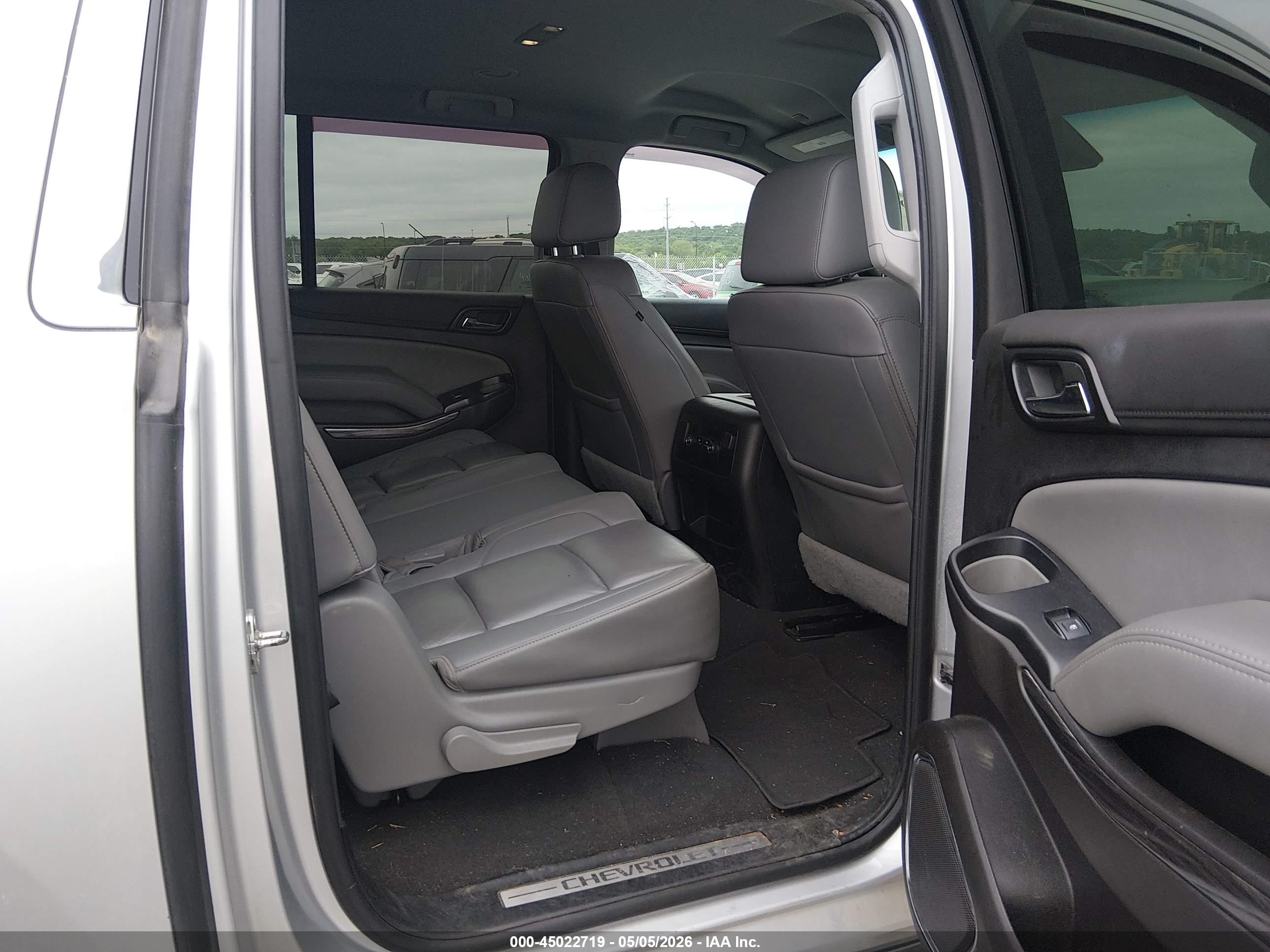CHEVROLET SUBURBAN image 8