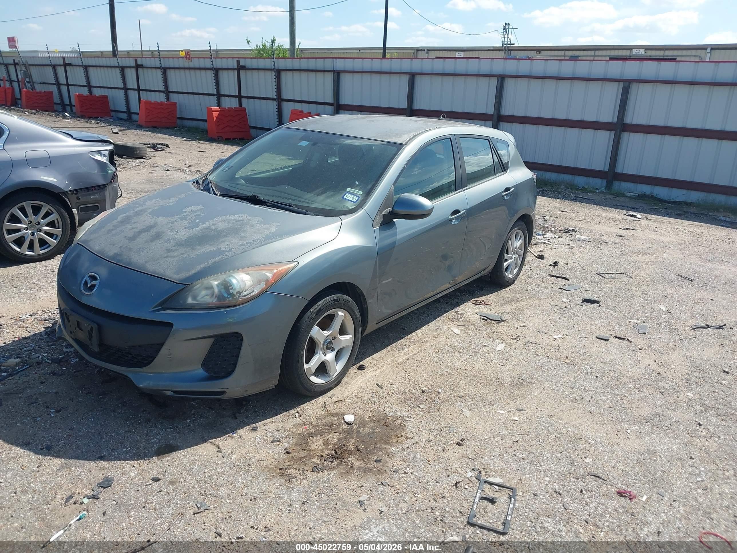 MAZDA MAZDA3 image 2