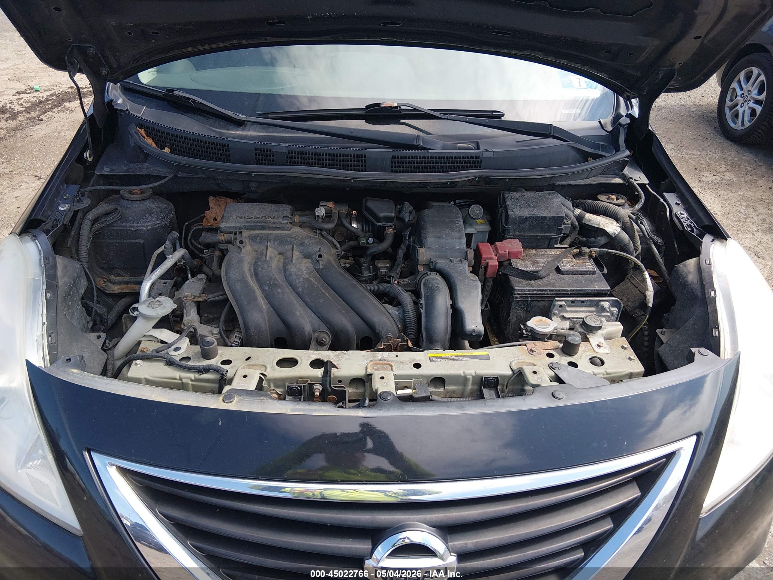 NISSAN VERSA image 10