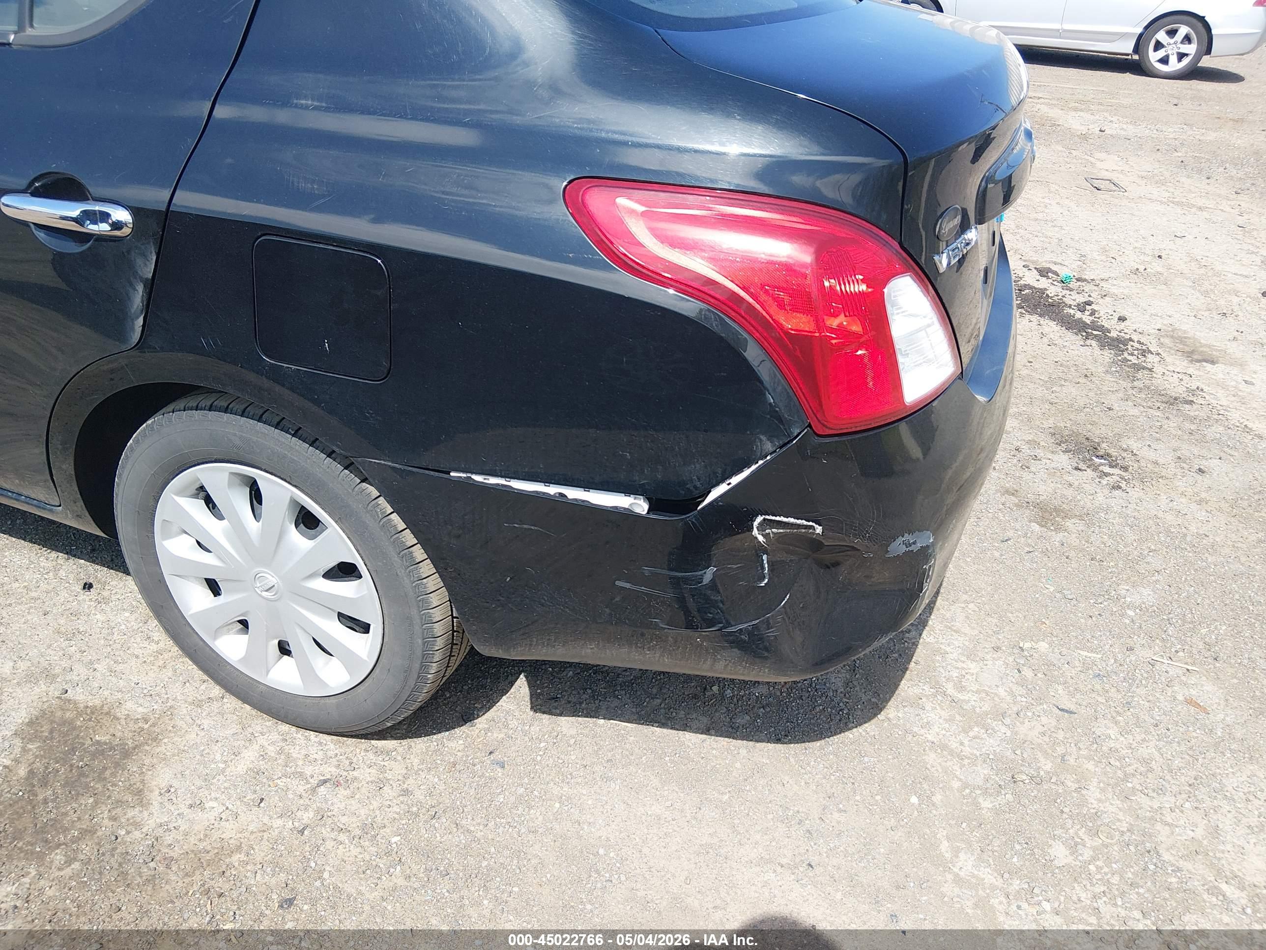 NISSAN VERSA image 6