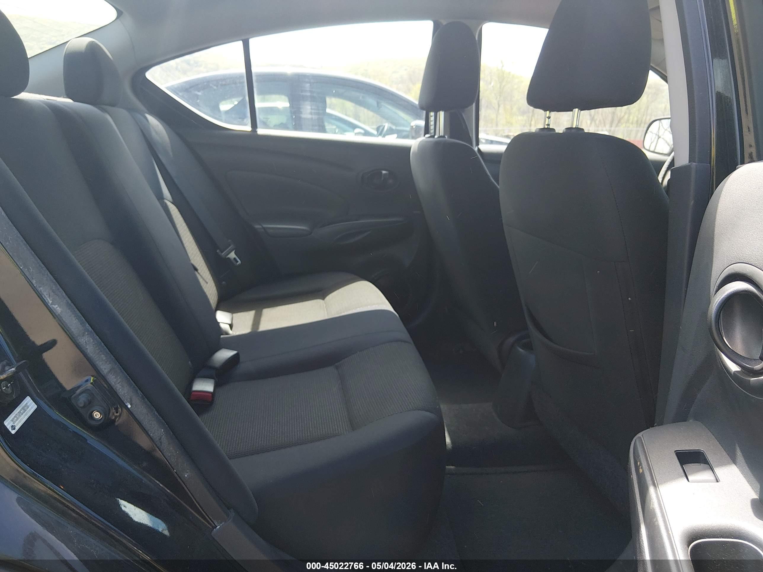 NISSAN VERSA image 8