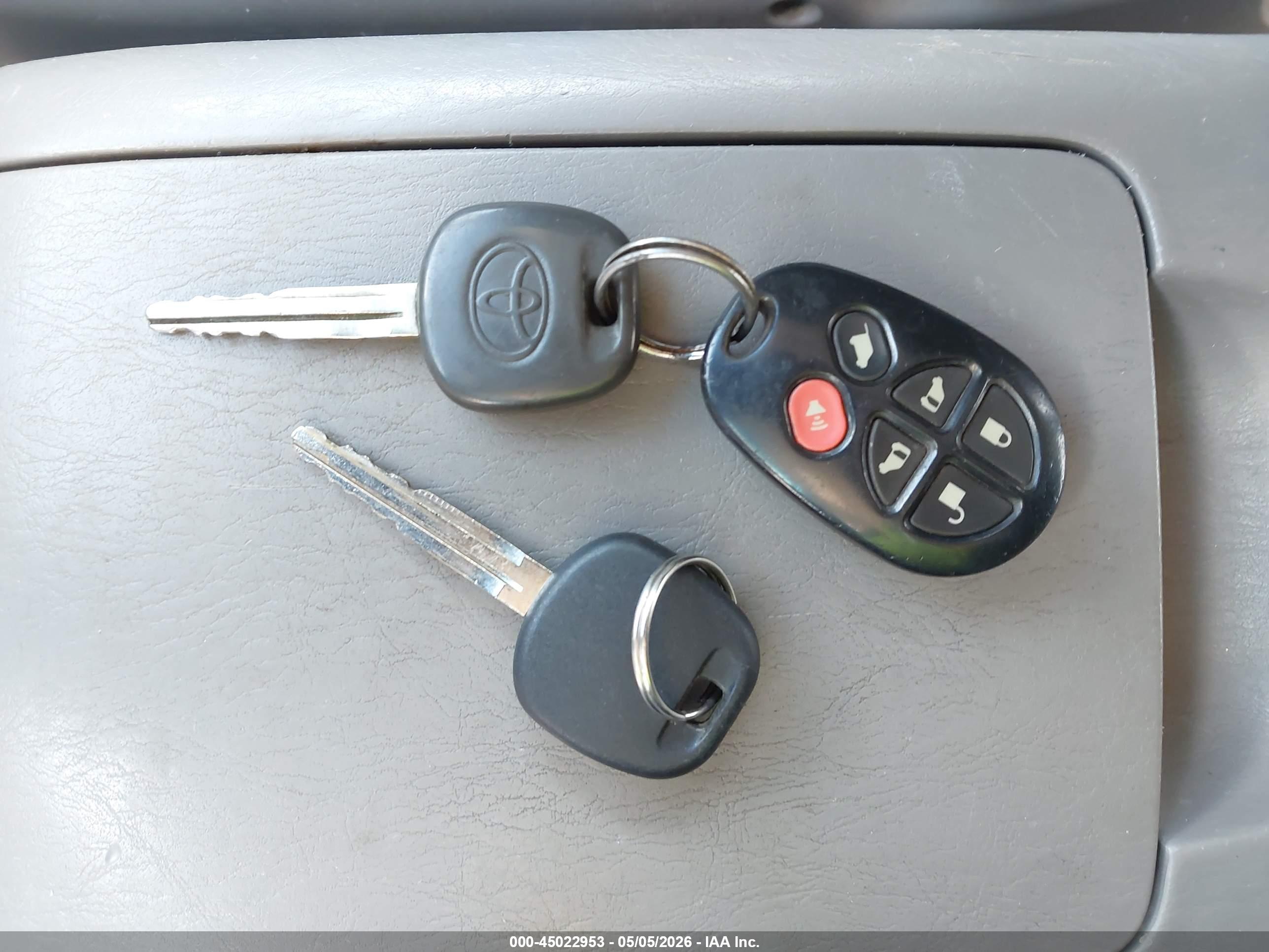 TOYOTA SIENNA image 11