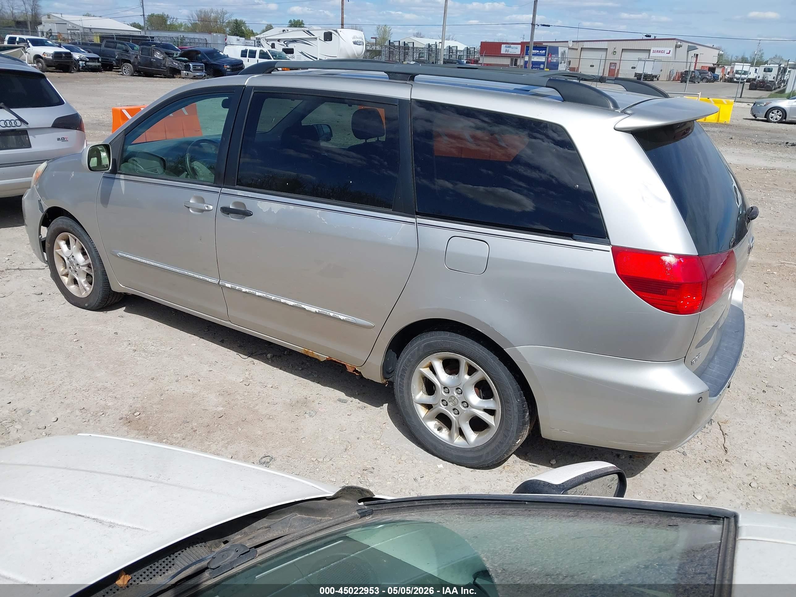 TOYOTA SIENNA image 3