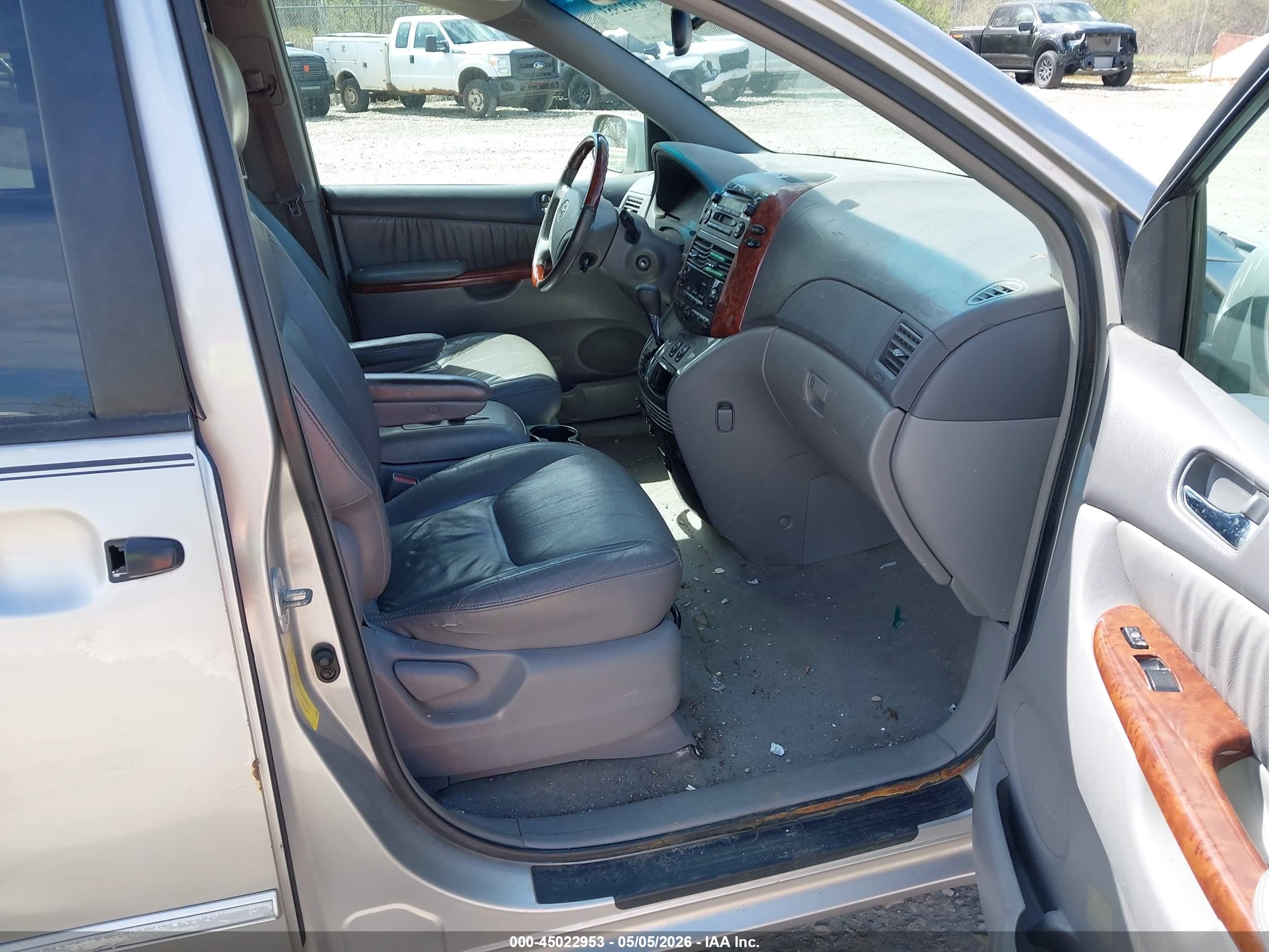 TOYOTA SIENNA image 5