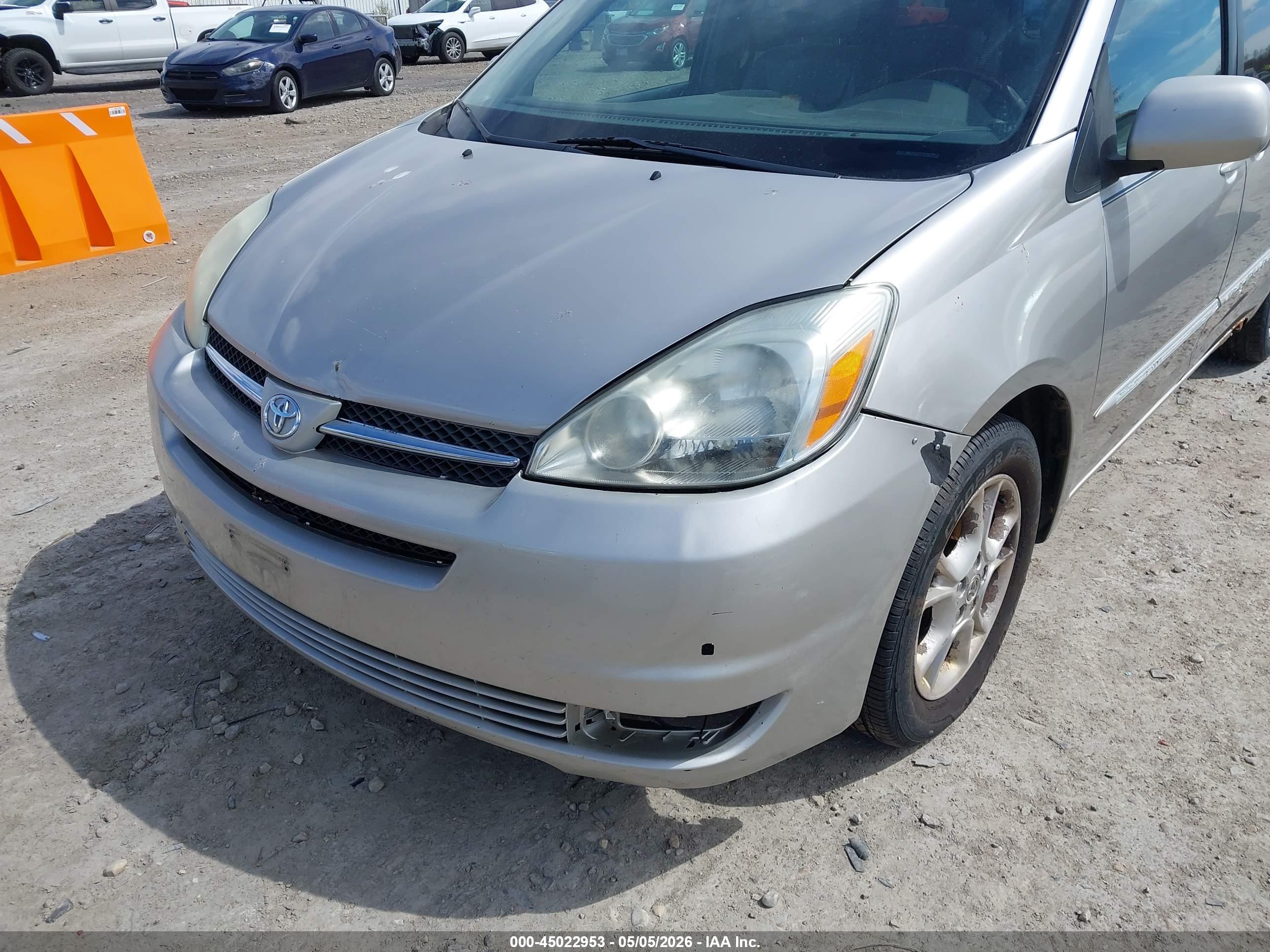 TOYOTA SIENNA image 6