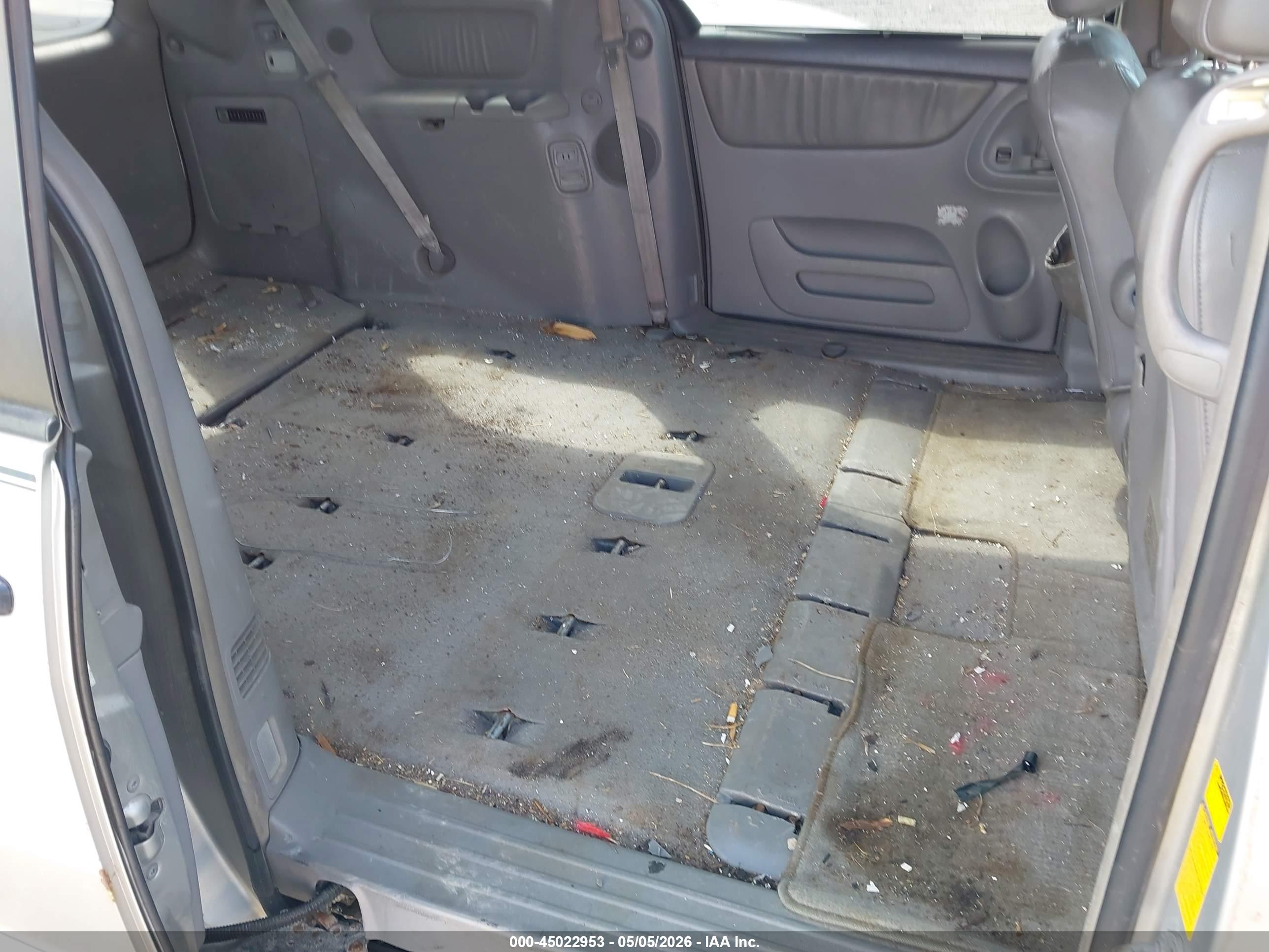 TOYOTA SIENNA image 8