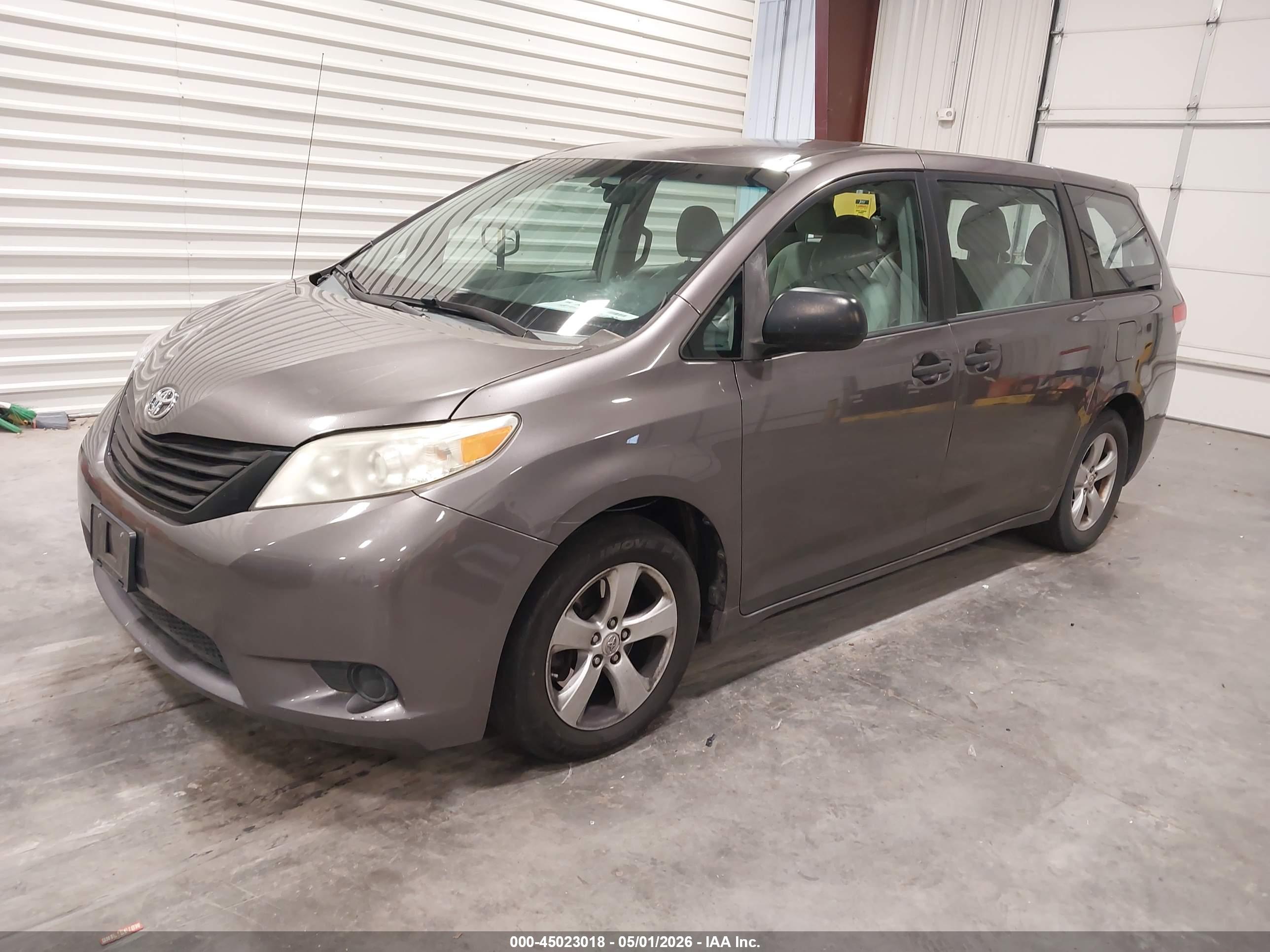 TOYOTA SIENNA image 2