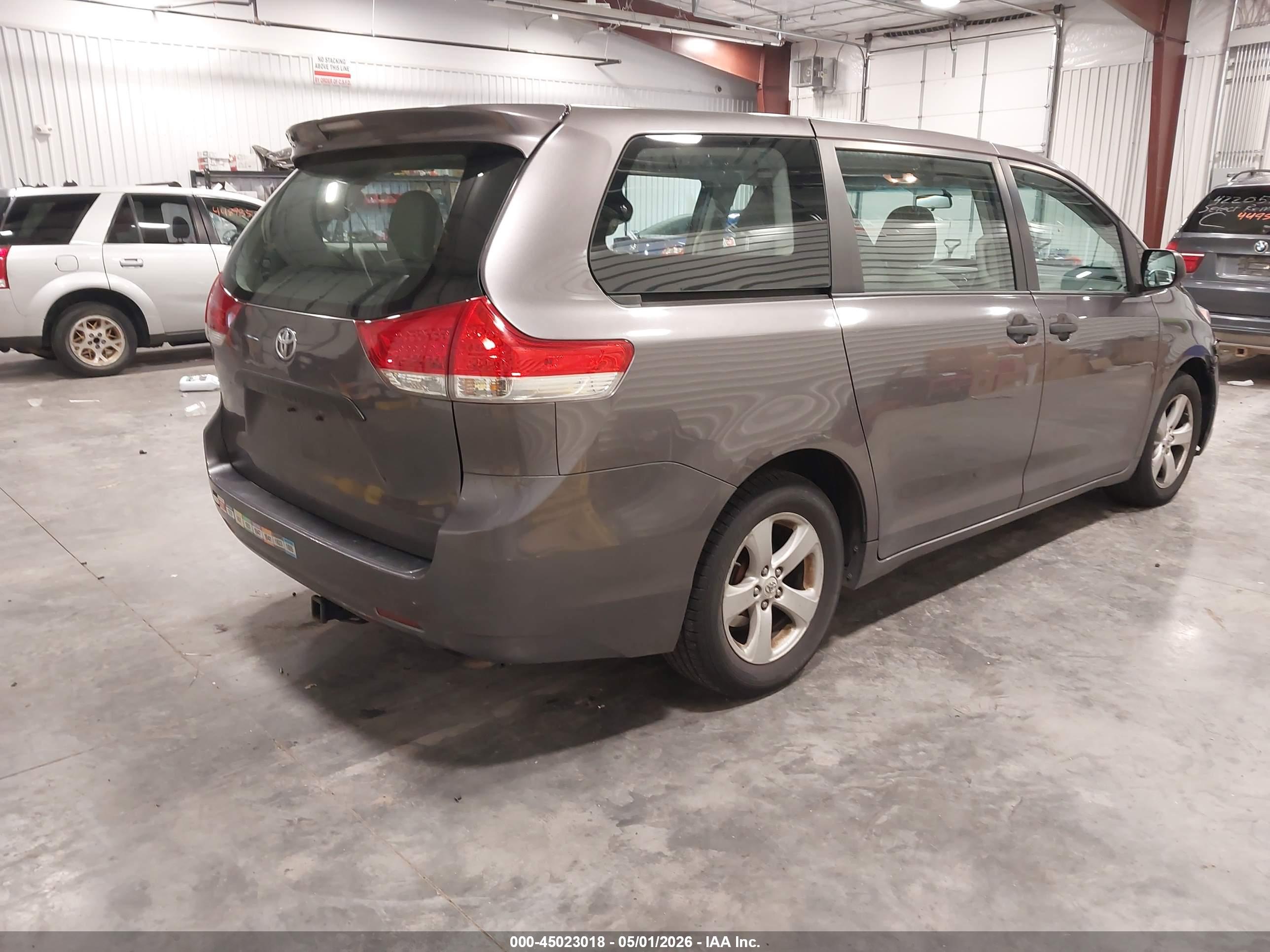 TOYOTA SIENNA image 4