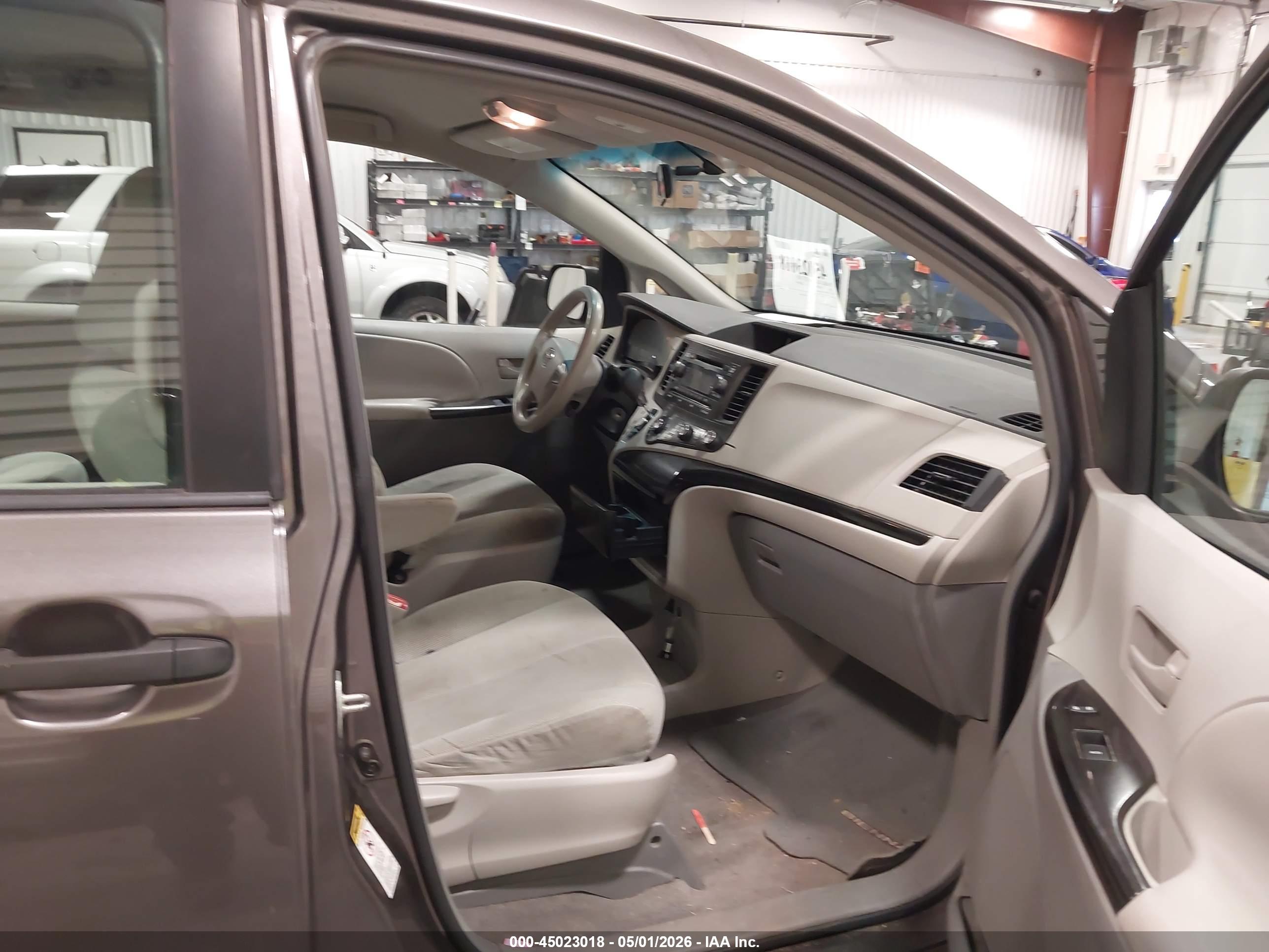 TOYOTA SIENNA image 5