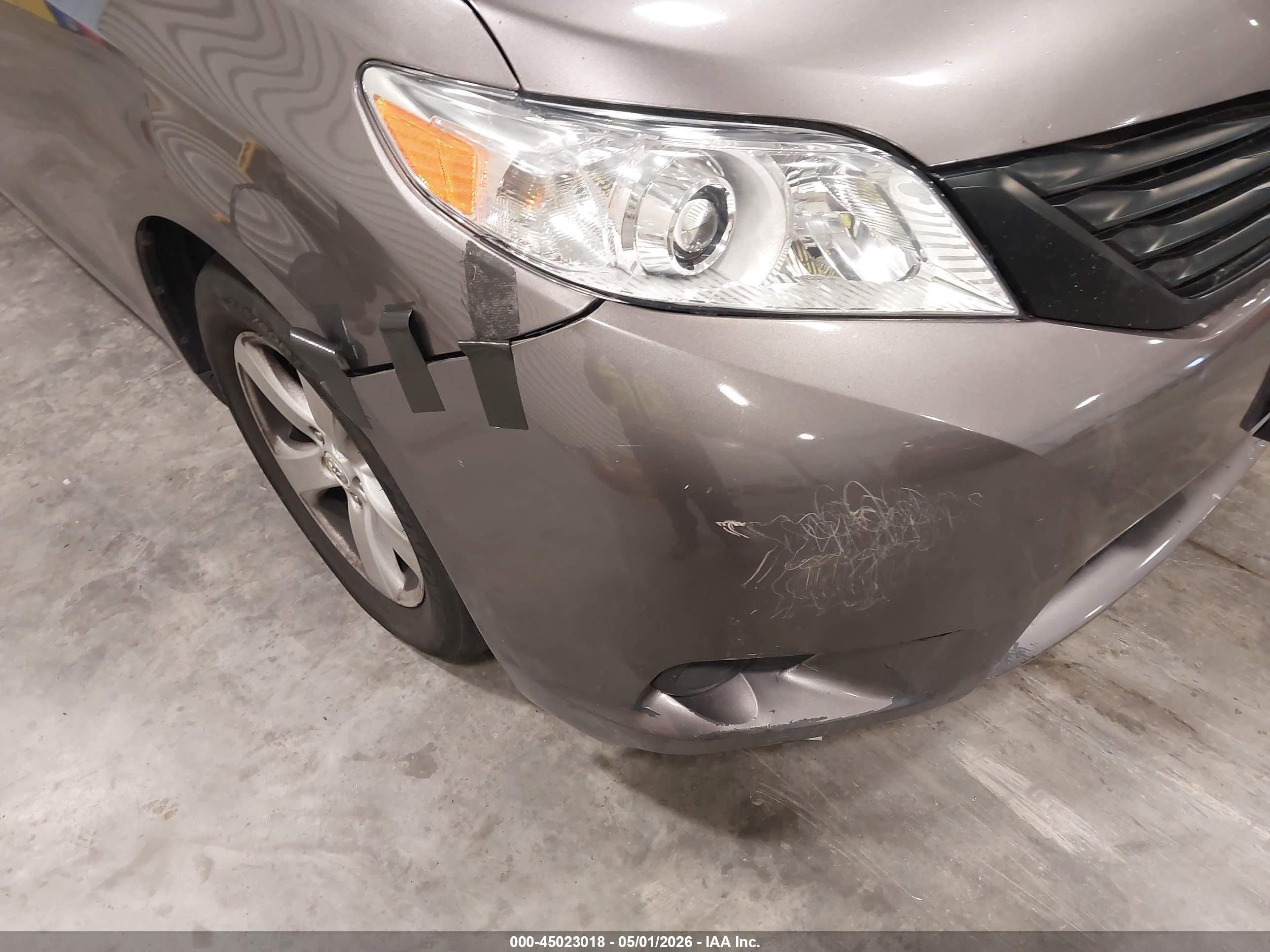 TOYOTA SIENNA image 6