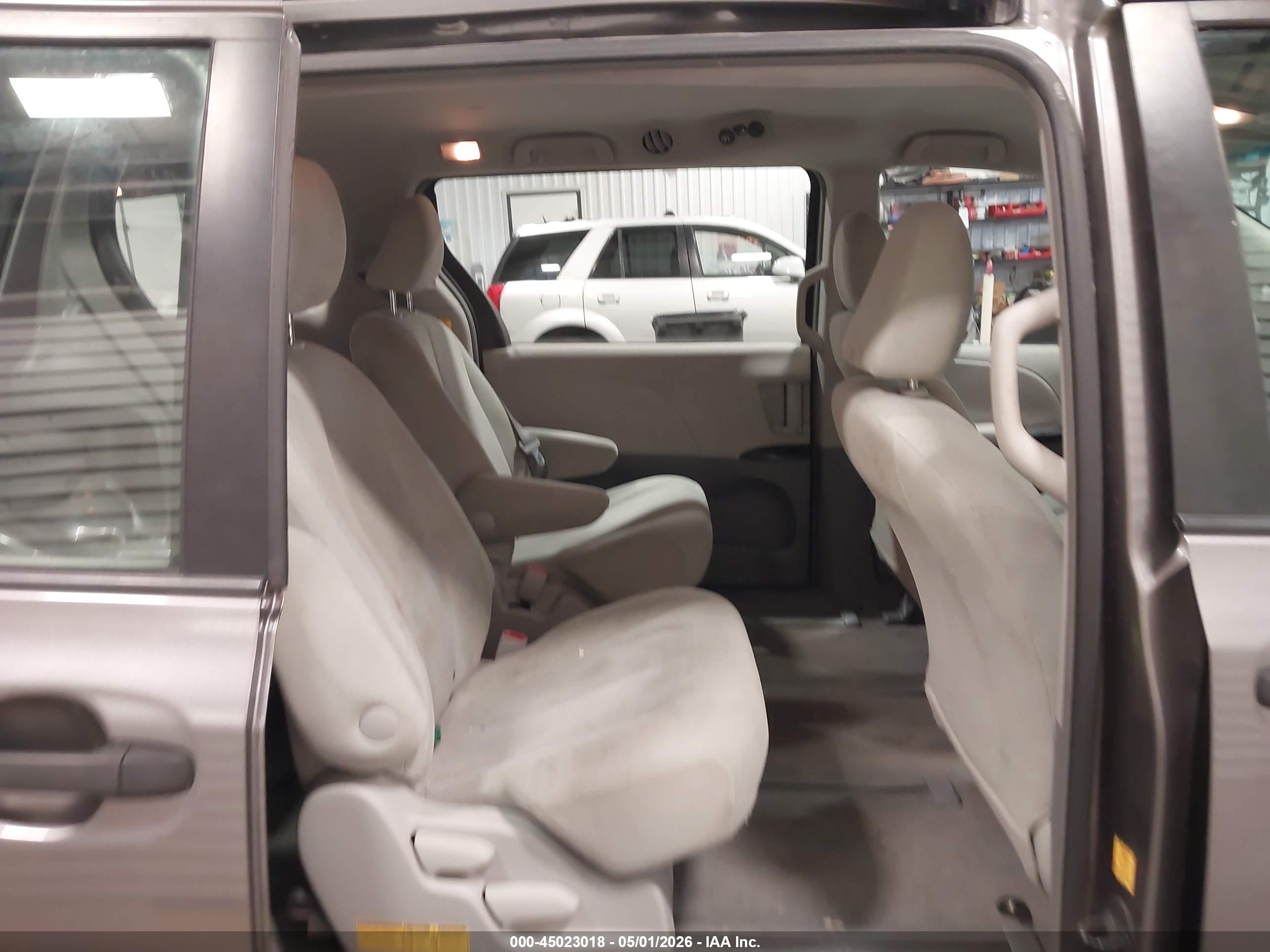TOYOTA SIENNA image 8