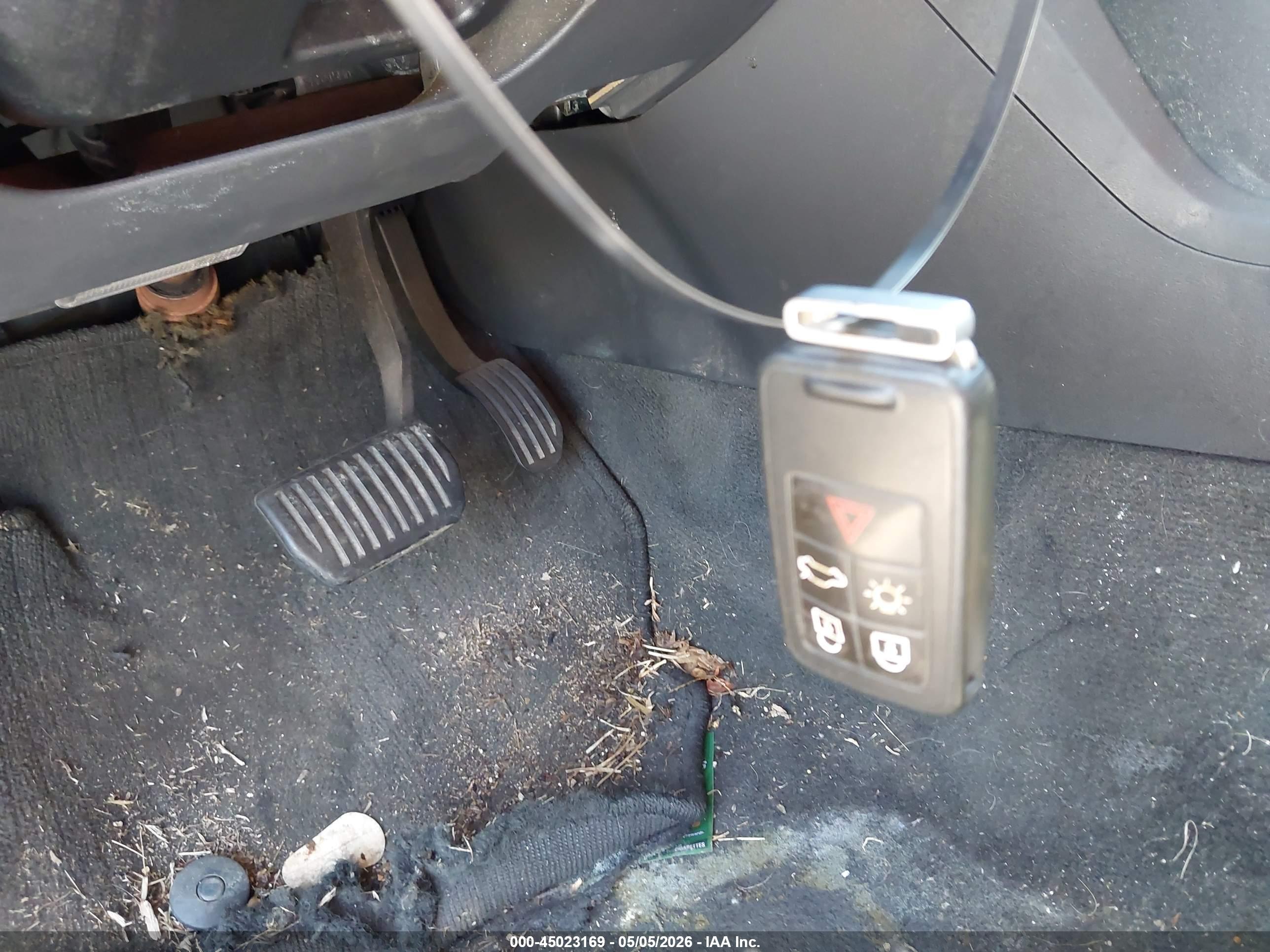 VOLVO XC70 image 11