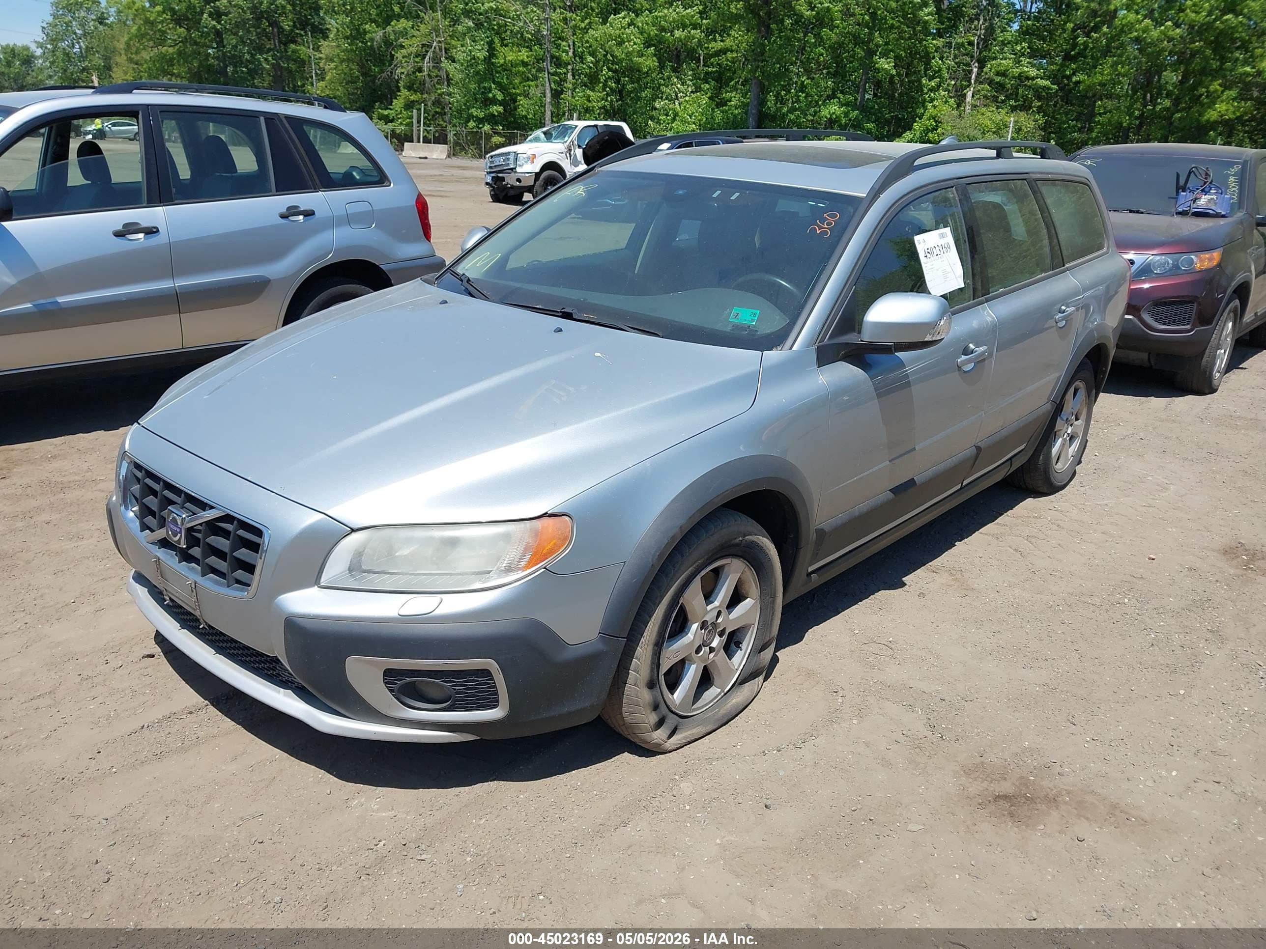 VOLVO XC70 image 2