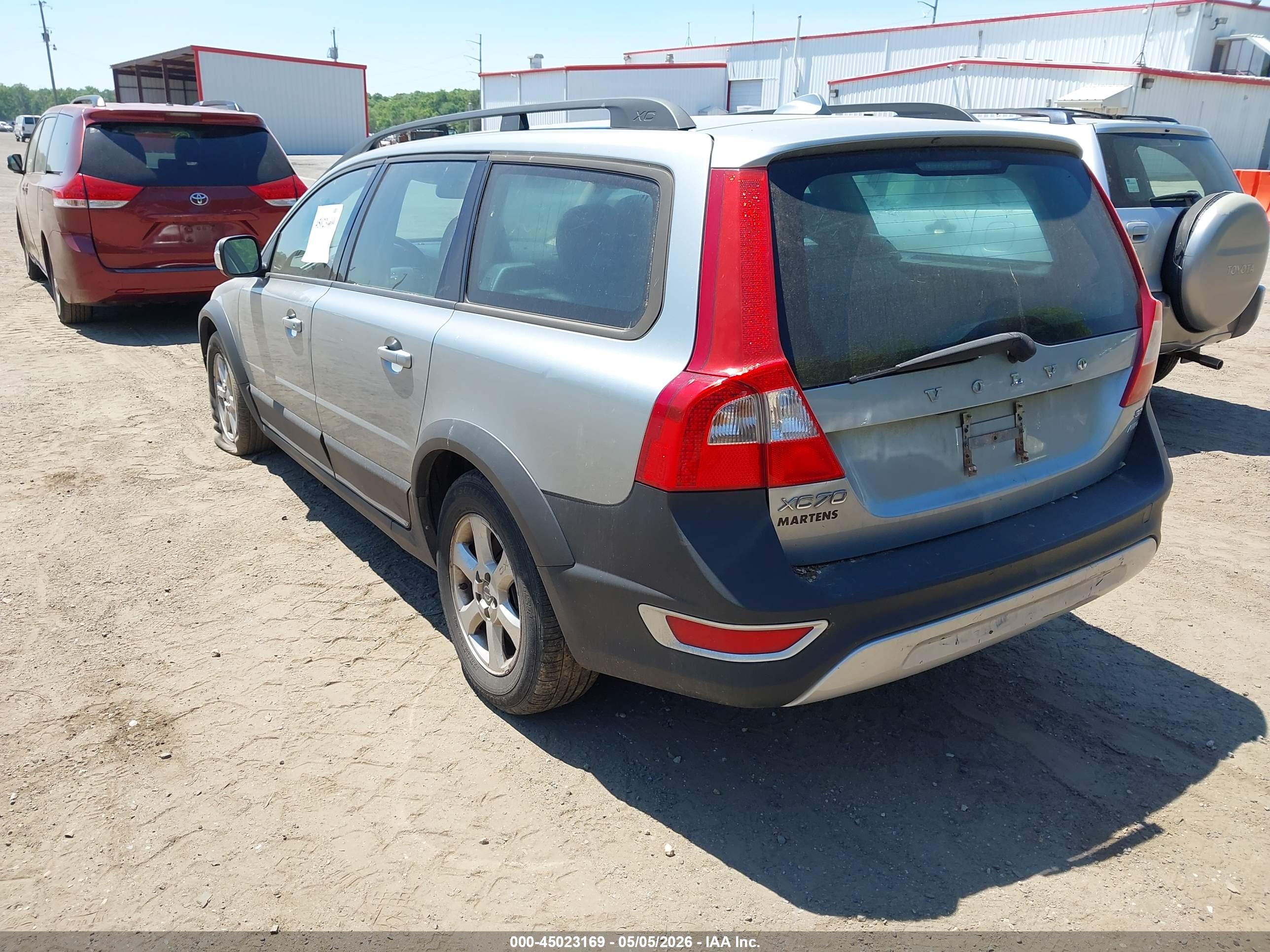 VOLVO XC70 image 3