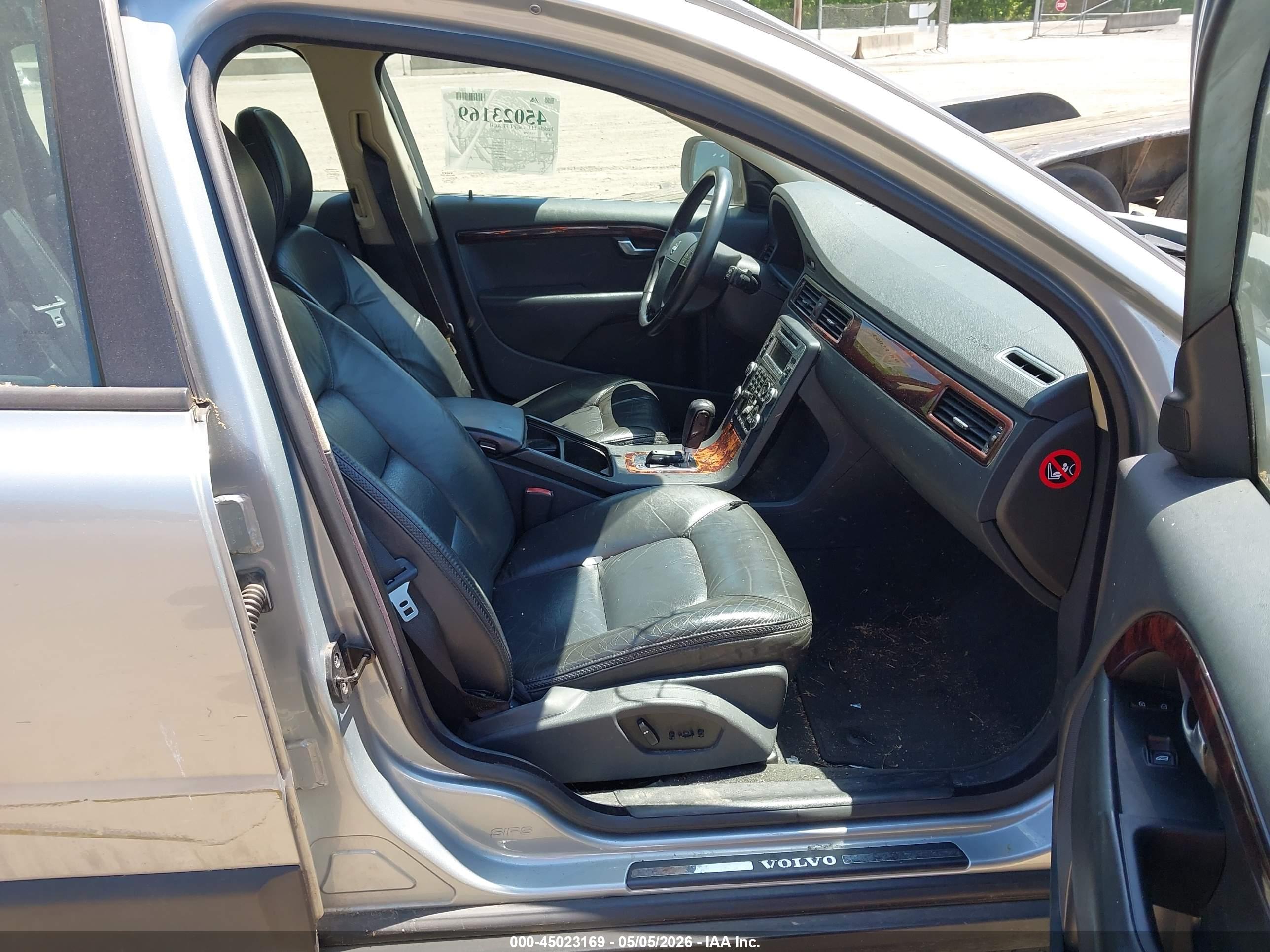 VOLVO XC70 image 5