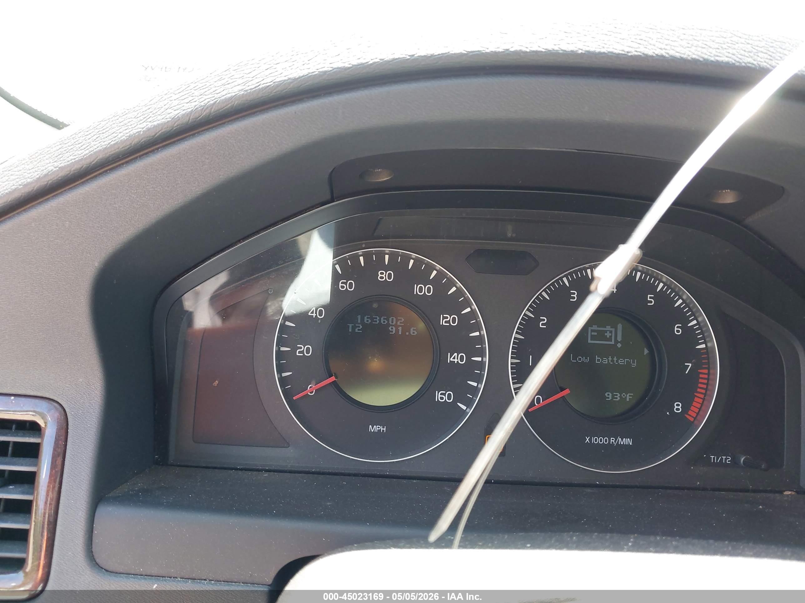 VOLVO XC70 image 7