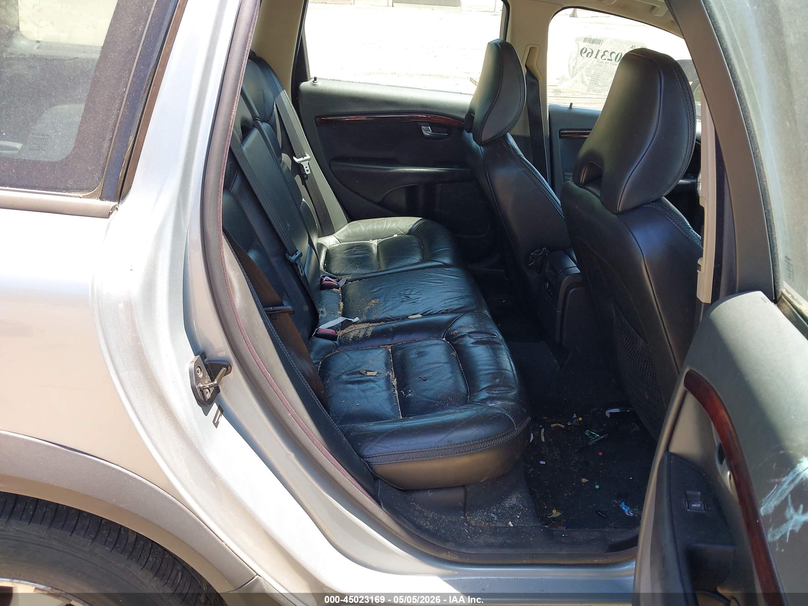 VOLVO XC70 image 8