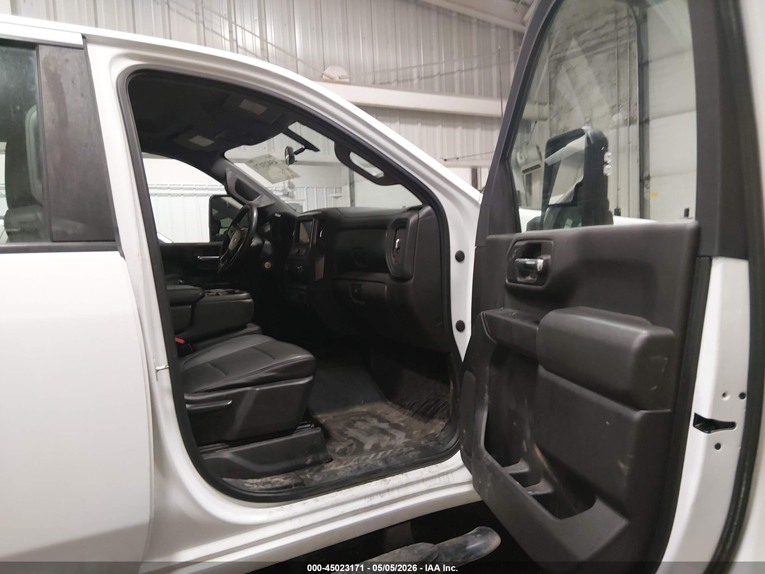 CHEVROLET SILVERADO image 8